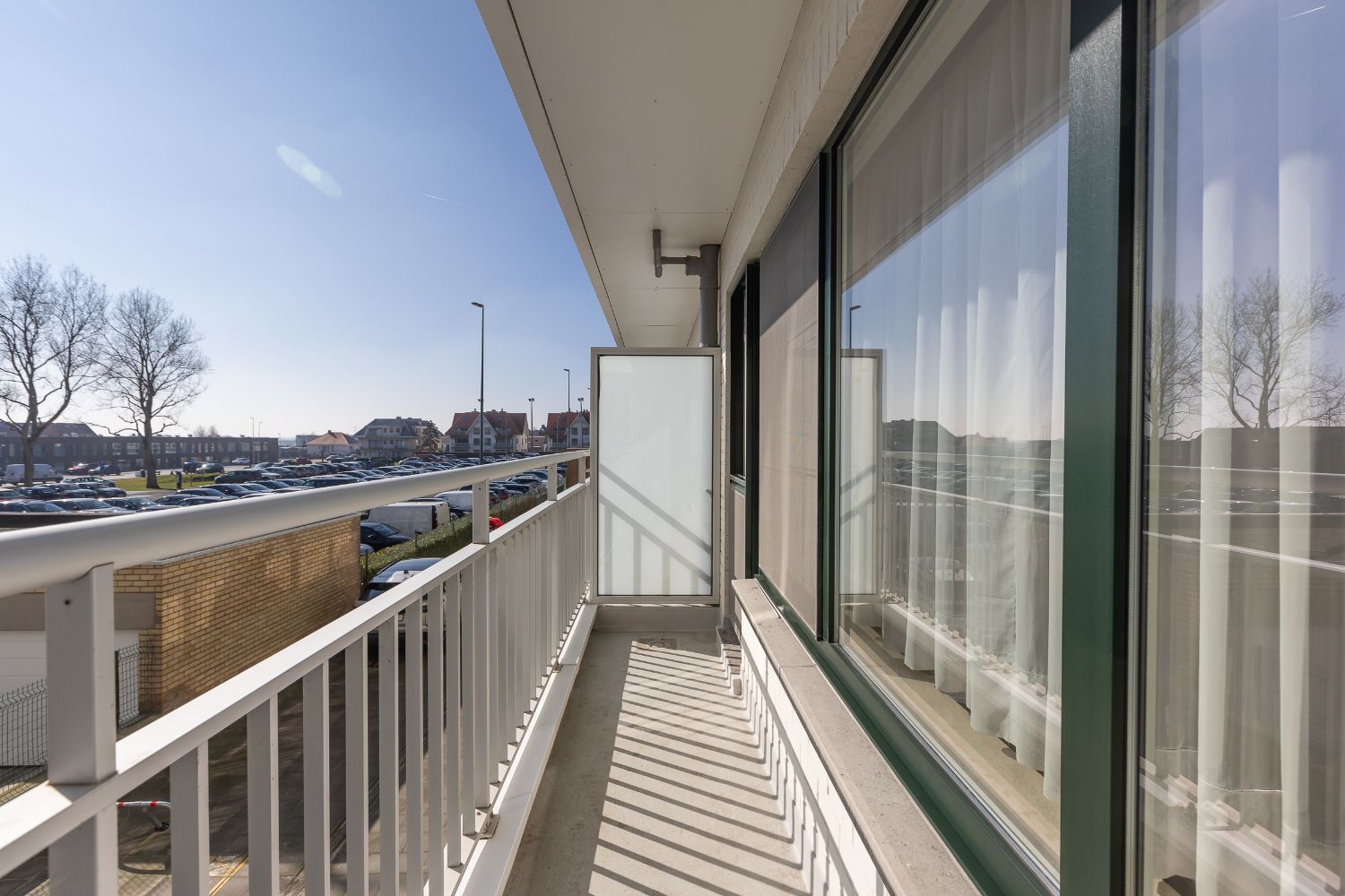 Instapklare studio met zonnig terras om de hoek van het strand! foto 3