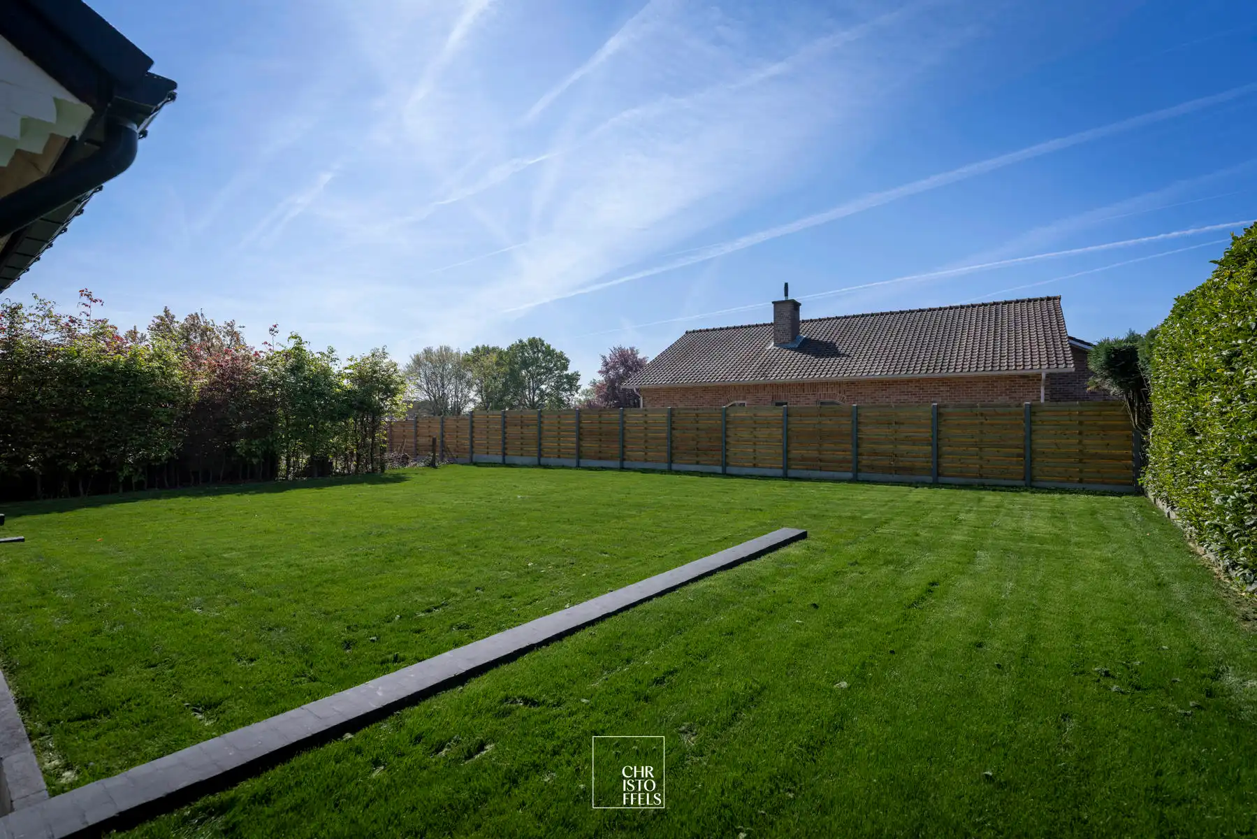 Ruime, volledig gerenoveerde gezinswoning met tuin op een ideale locatie! foto 7