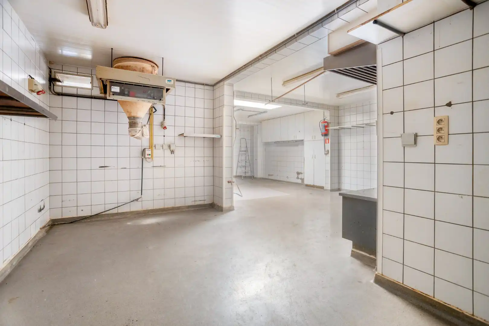 Karaktervol handelshuis met woonst op commerciële locatie in Mol-Gompel !  foto 15