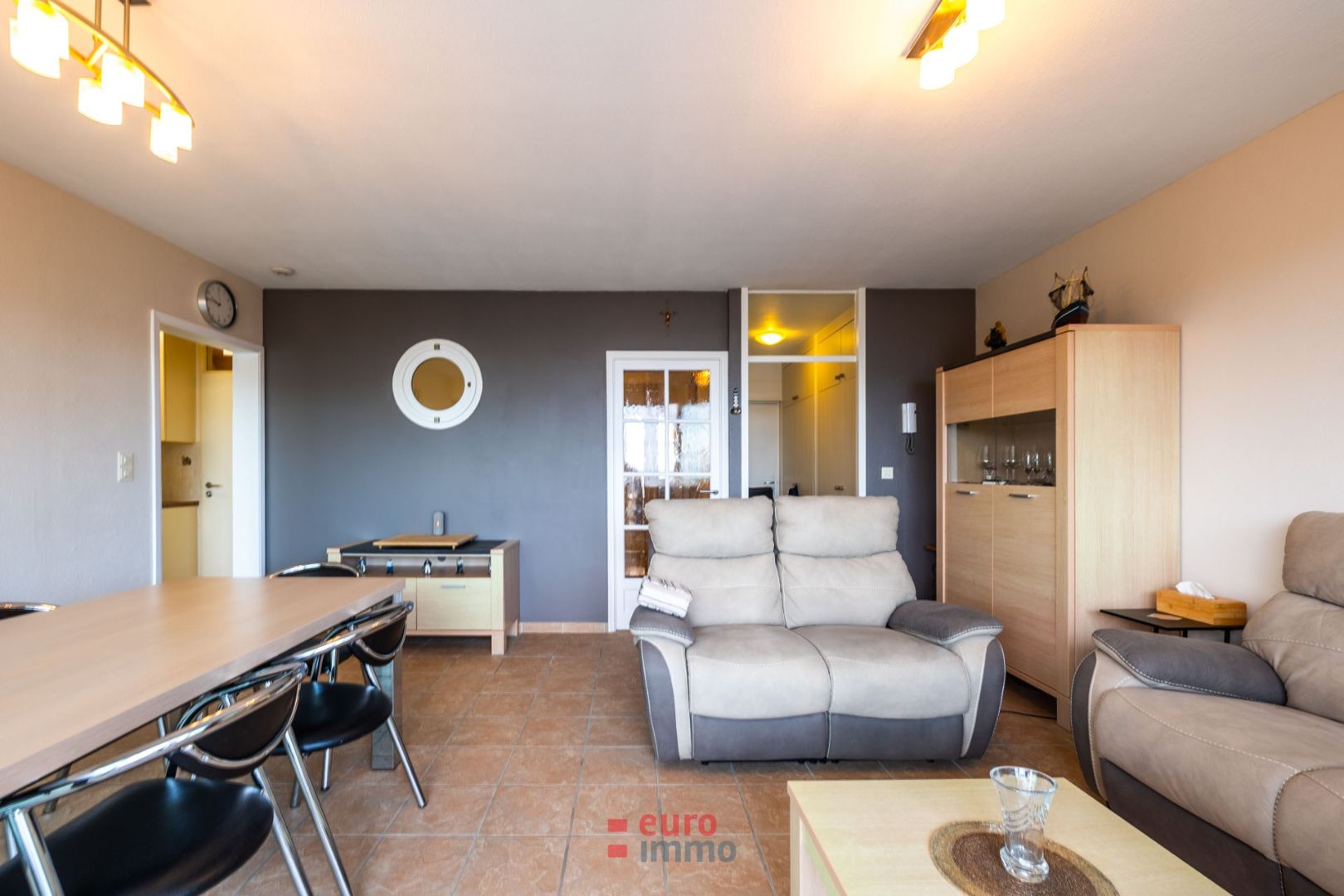 Héél breed, instapklaar appartement met 1 slaapkamer en slaaphoek. foto 4