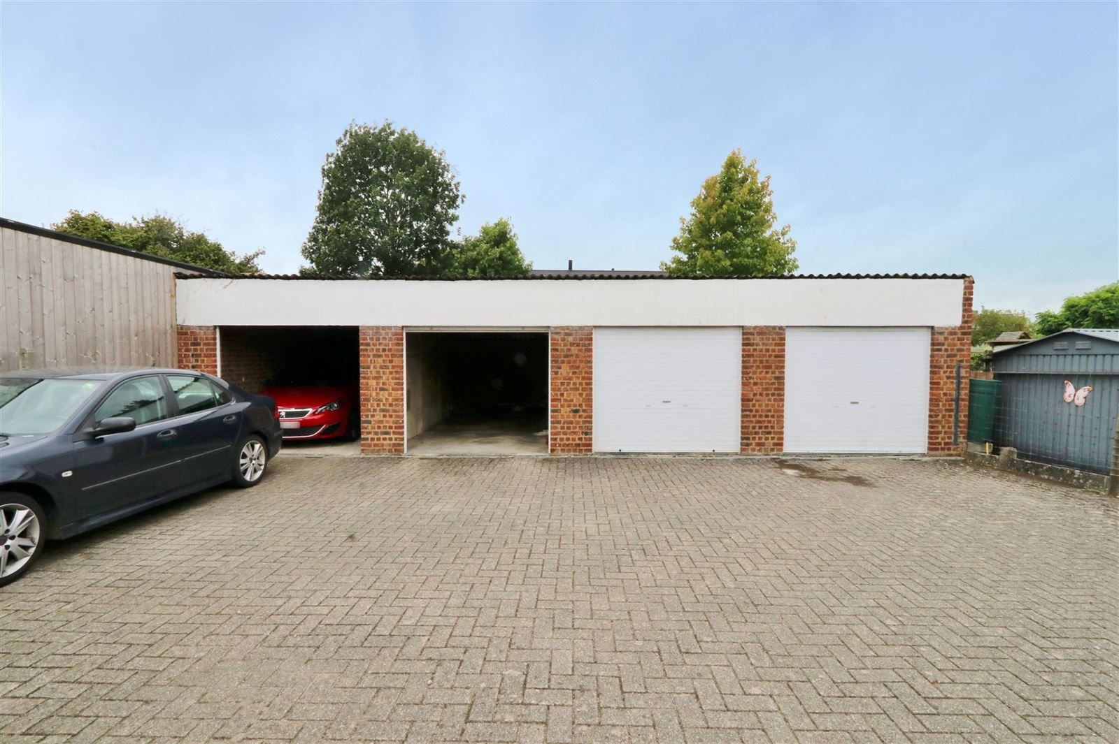 Opbrengstwoning met 2 appartementen en 5 garageboxen foto 23