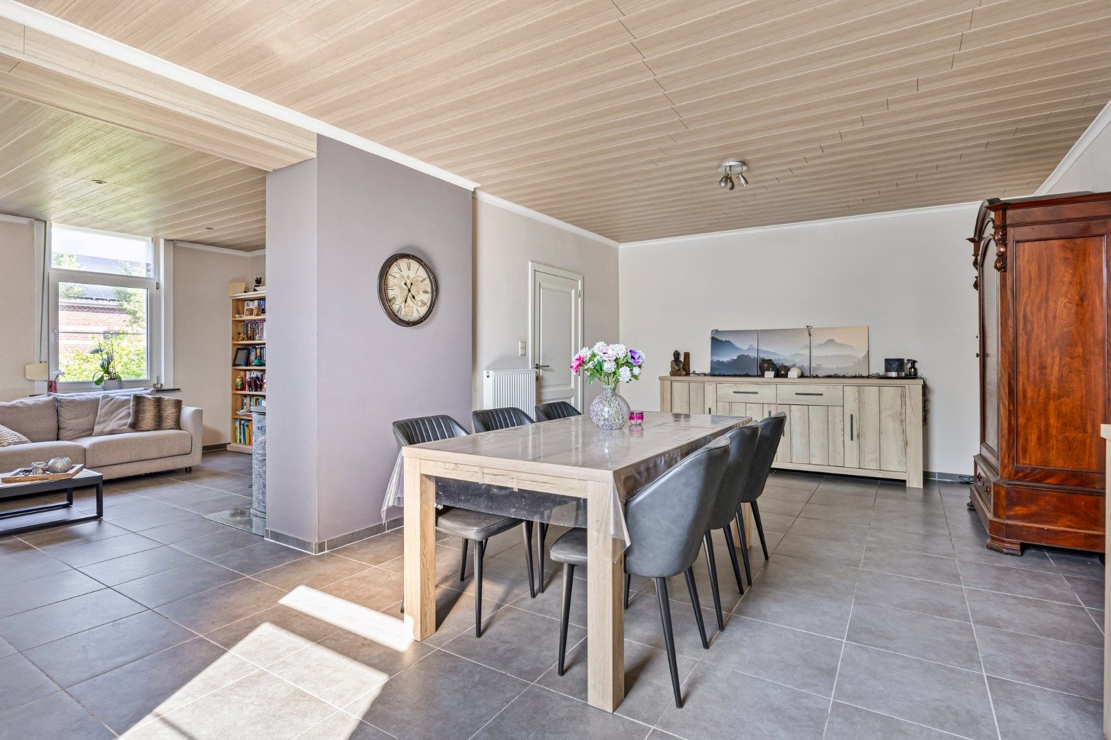 Instapklare woning met 3 SLPKS en zon georiënteerde tuin !  foto 3
