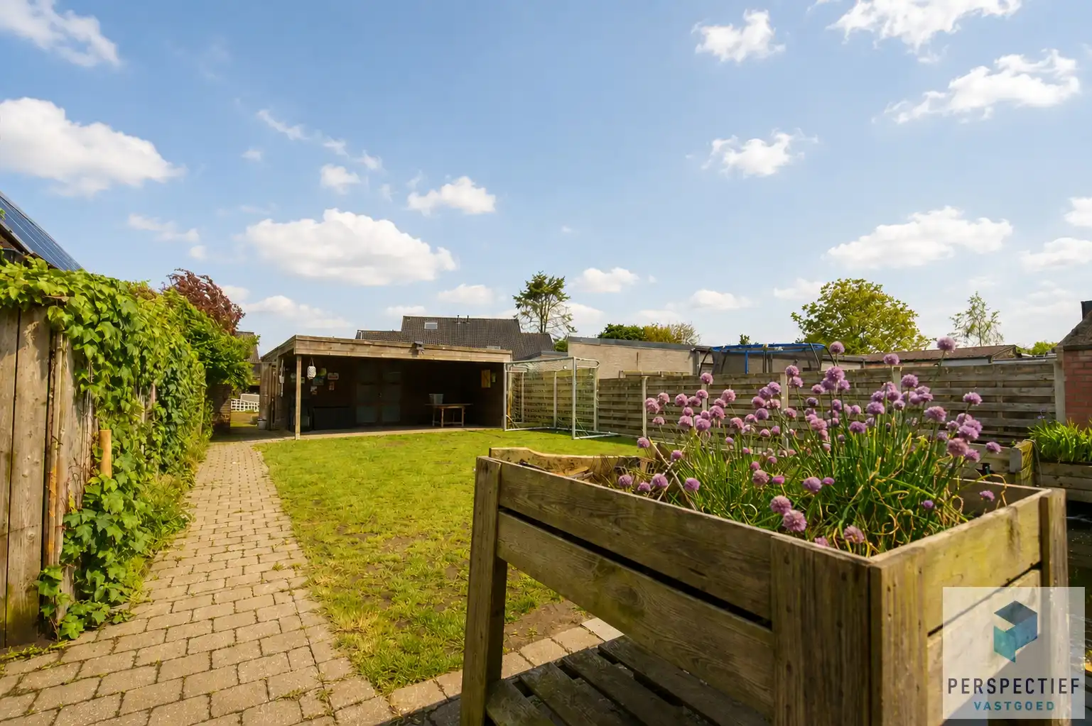 Rustig gelegen ruime halfopen woning met uitweg & bijgebouw/garage foto 8