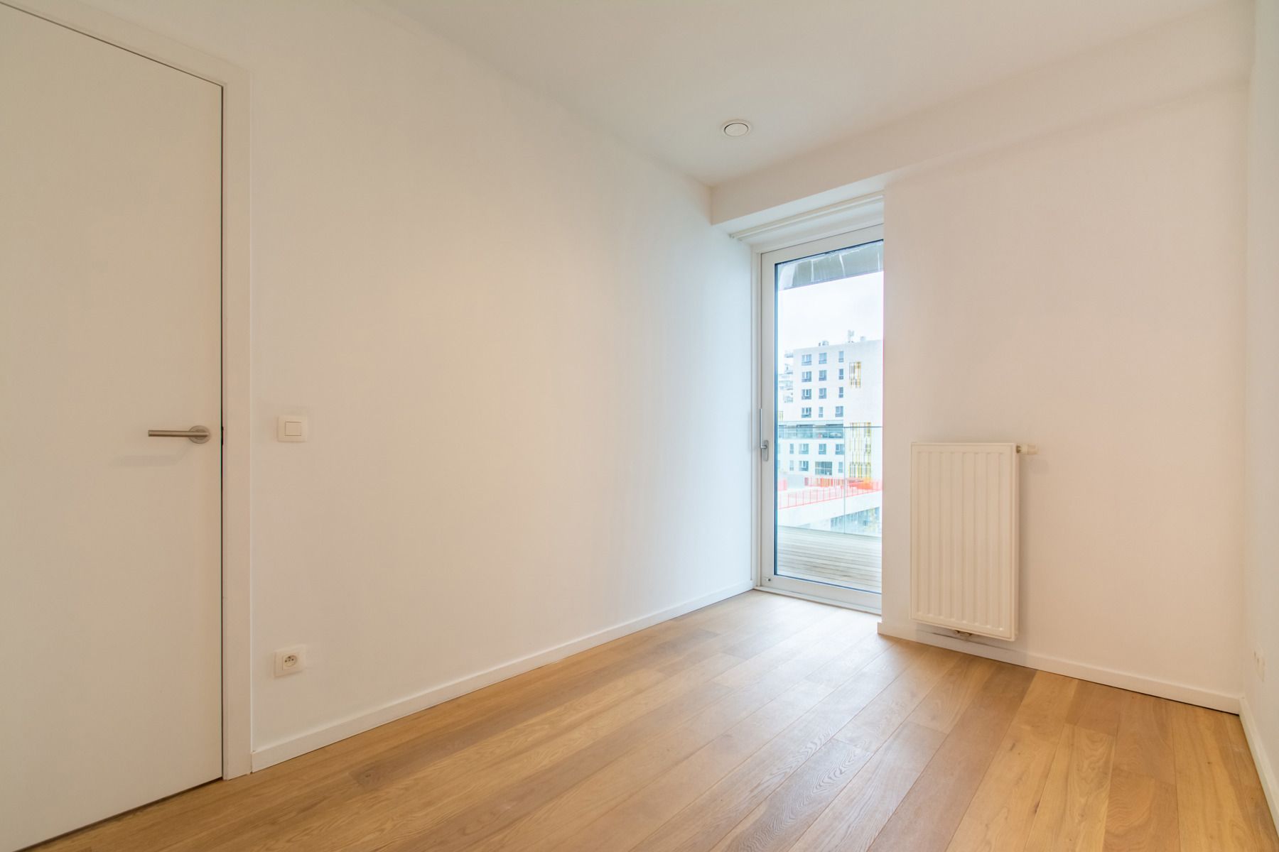 Ongemeubeld 1 slaapkamer app. met mooi terrras foto 7