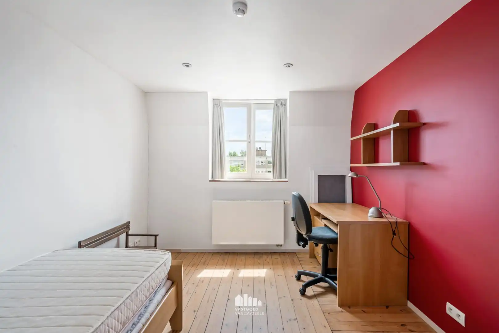 Exclusief en karaktervol herenhuis met 6 slaapkamers, inpandige garage en zonnige stadstuin in hartje Ieper foto 28