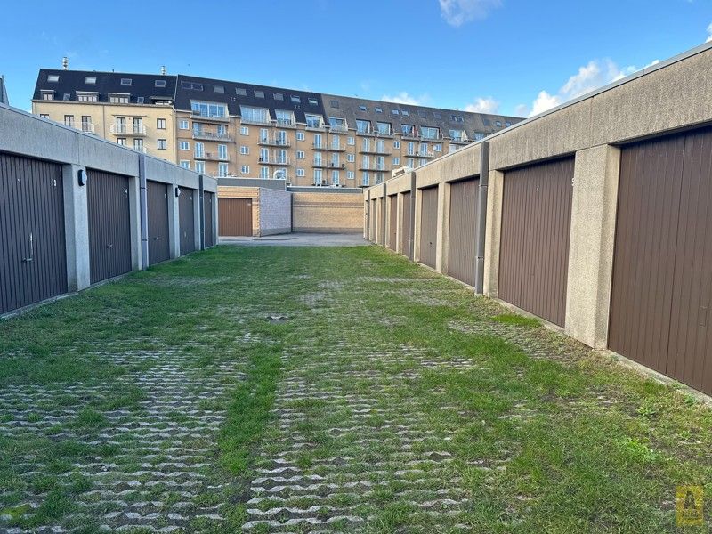 Gelijkvloerse garagebox te huur in centrum Bredene-Duinen! foto {{pictureIndex}}