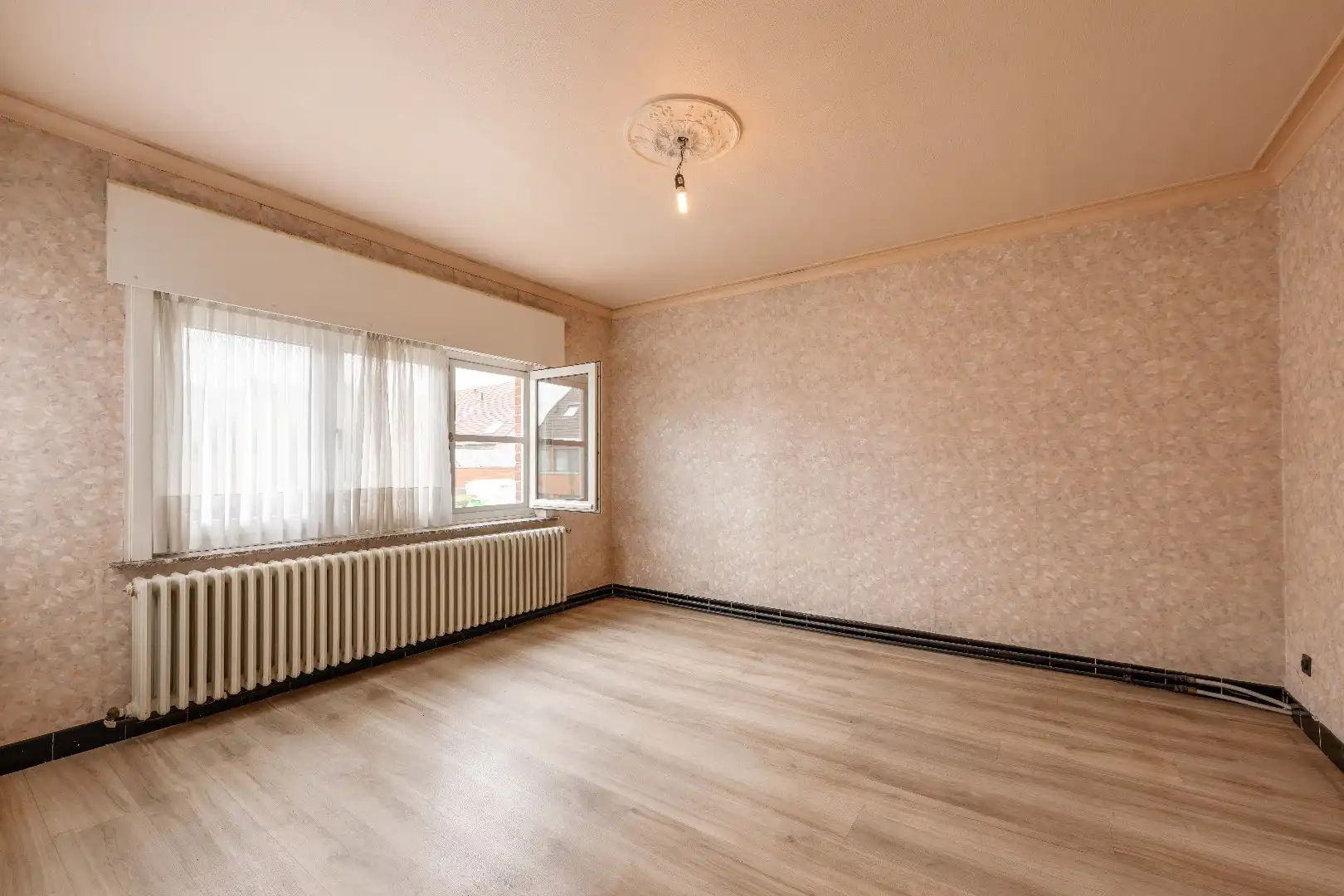 VERRASSEND RUIME WONING VLAKBIJ CENTRUM PITTEM foto 17
