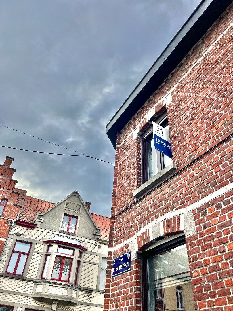 Hoofdfoto van de publicatie: Lichtrijke hoekwoning met instapklaar karakter in het centrum van Izegem.