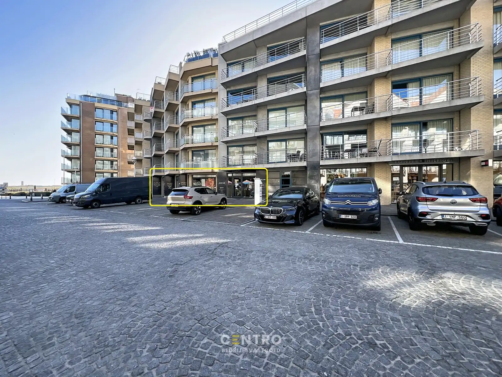 Instapklare commerciële ruimte van ca. 300 m². Uitstekend gelegen met veel passage en zichtbaarheid, ideaal voor retail of showroomconcepten ! foto 3