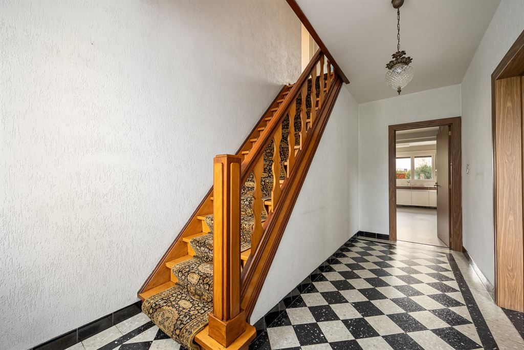 Karaktervolle woning met veel potentieel foto 2