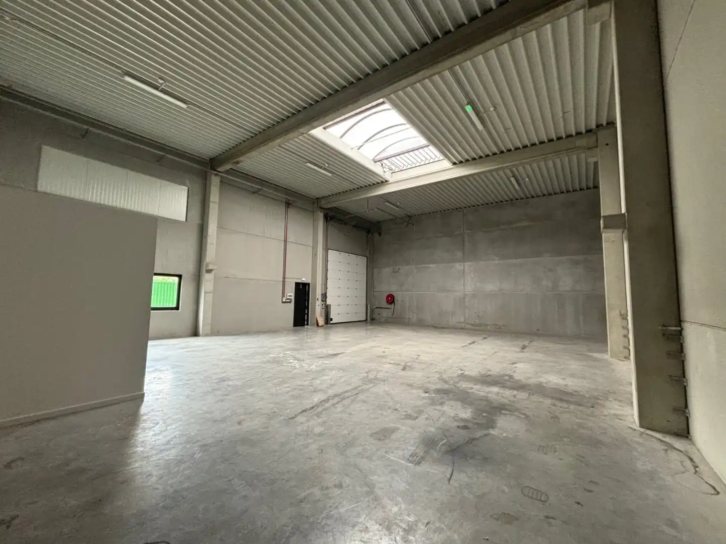 Recente KMO loods van 233m² met parking foto 2