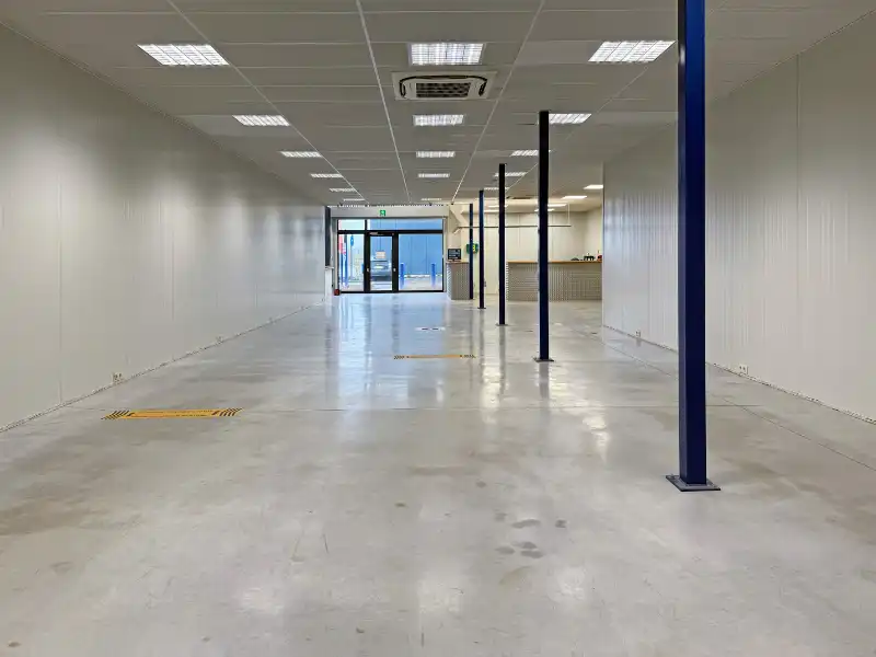 Magazijn met showroom te huur foto 11