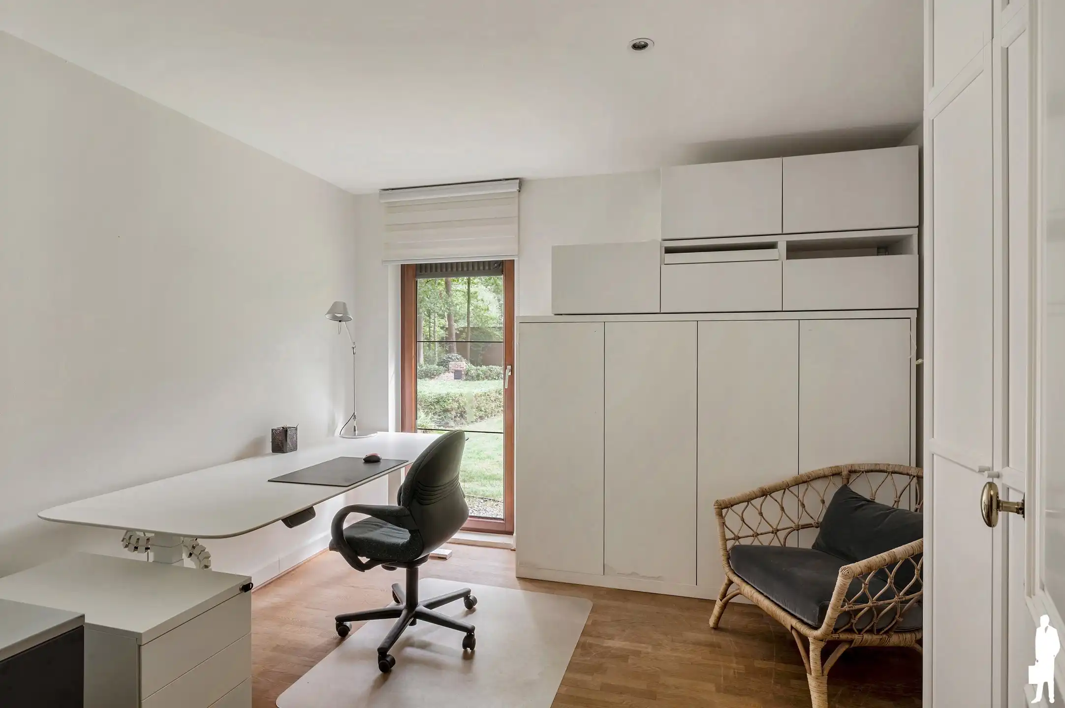 Karaktervolle gelijkvloerse villa op ca. 2.000 m² in zeer rustige, gegeerde en autoluwe wijk Dennendael en dichtbij het natuurgebied foto 25