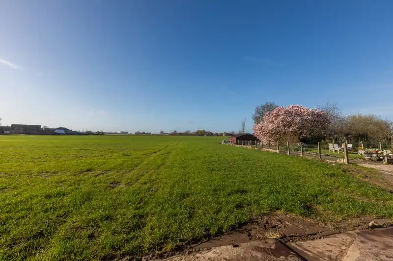Hoofdfoto van de publicatie: Landelijk gelegen, volledig te renoveren halfopen woning op 1823m².