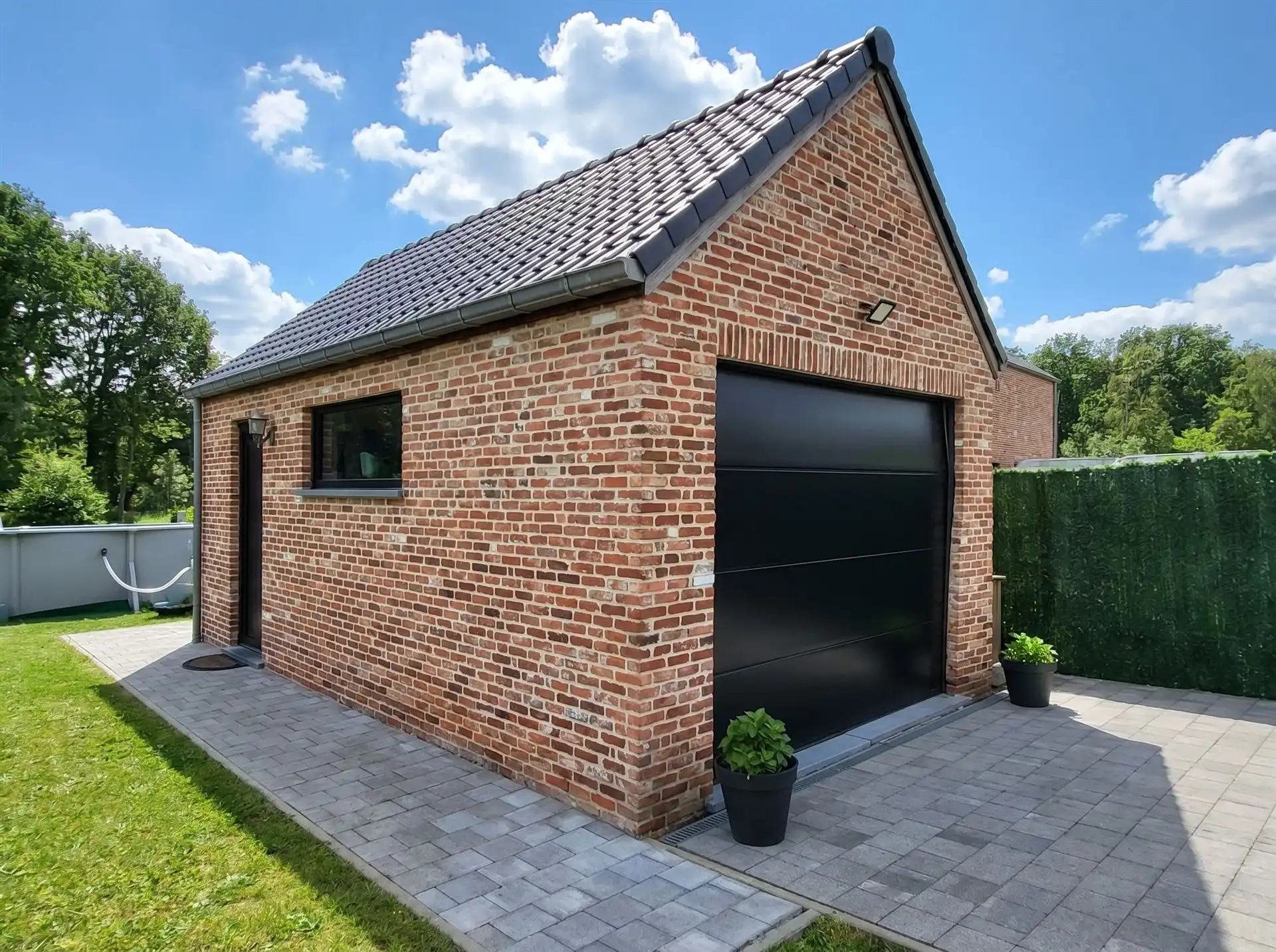 Stijlvolle halfopen pastorijwoning met praktijkruimte, 4 slaapkamers, garage en zonnige tuin op bijna 10 are foto 9