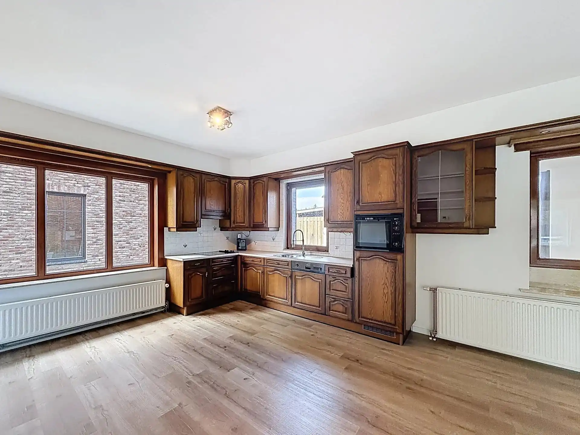 Zeer ruime en verzorgde woning met 5 slaapkamers en 2 badkamers op een groot perceel foto 5