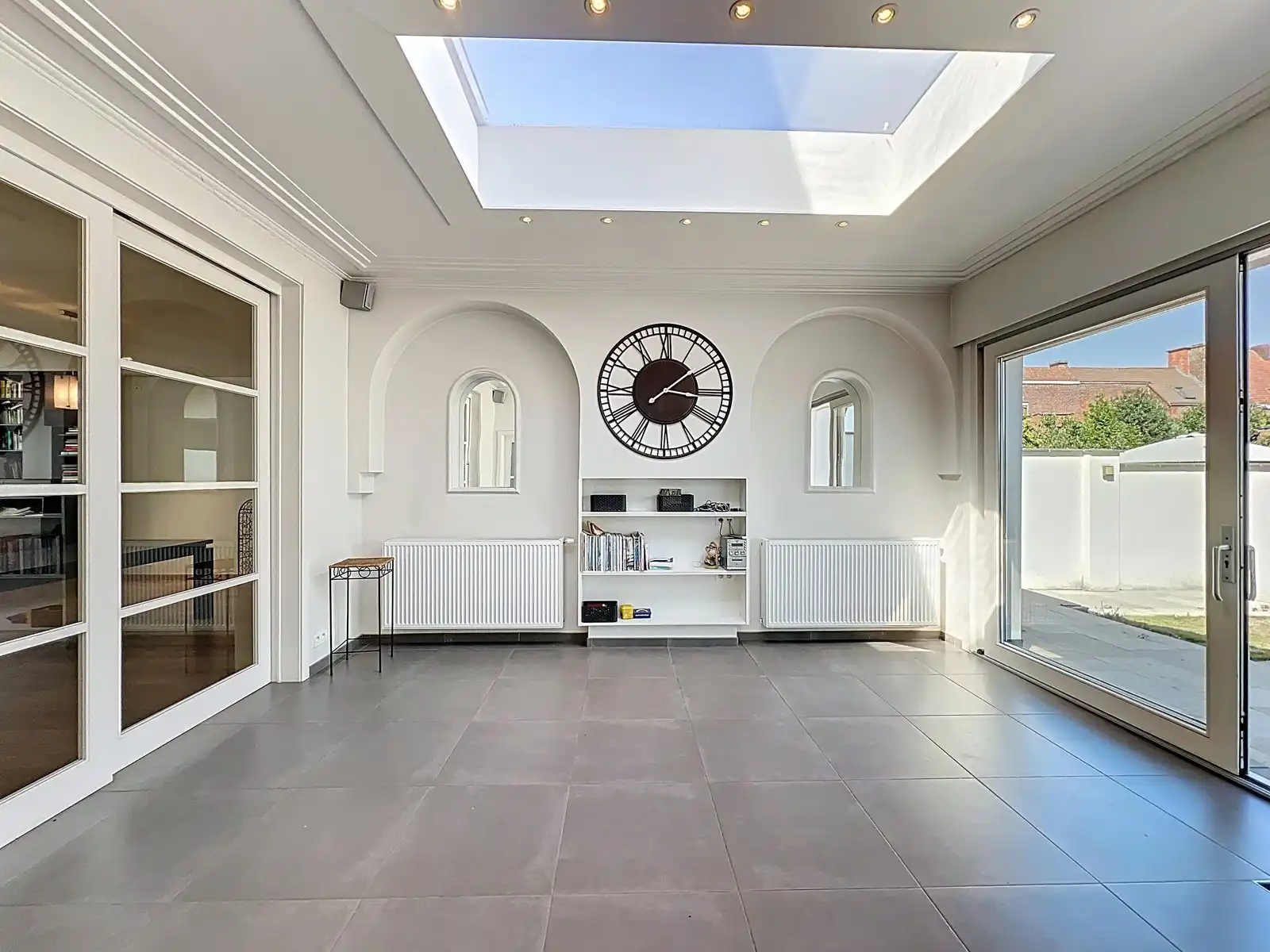 Prachtig HERENHUIS (met o.a. 5 slpk, garage en tuin), apart KANTOOR-gebouw en 630 m2 MAGAZIJNEN op zeer goede ligging te KORTRIJK ! Géén renovatieverplichting! foto 7