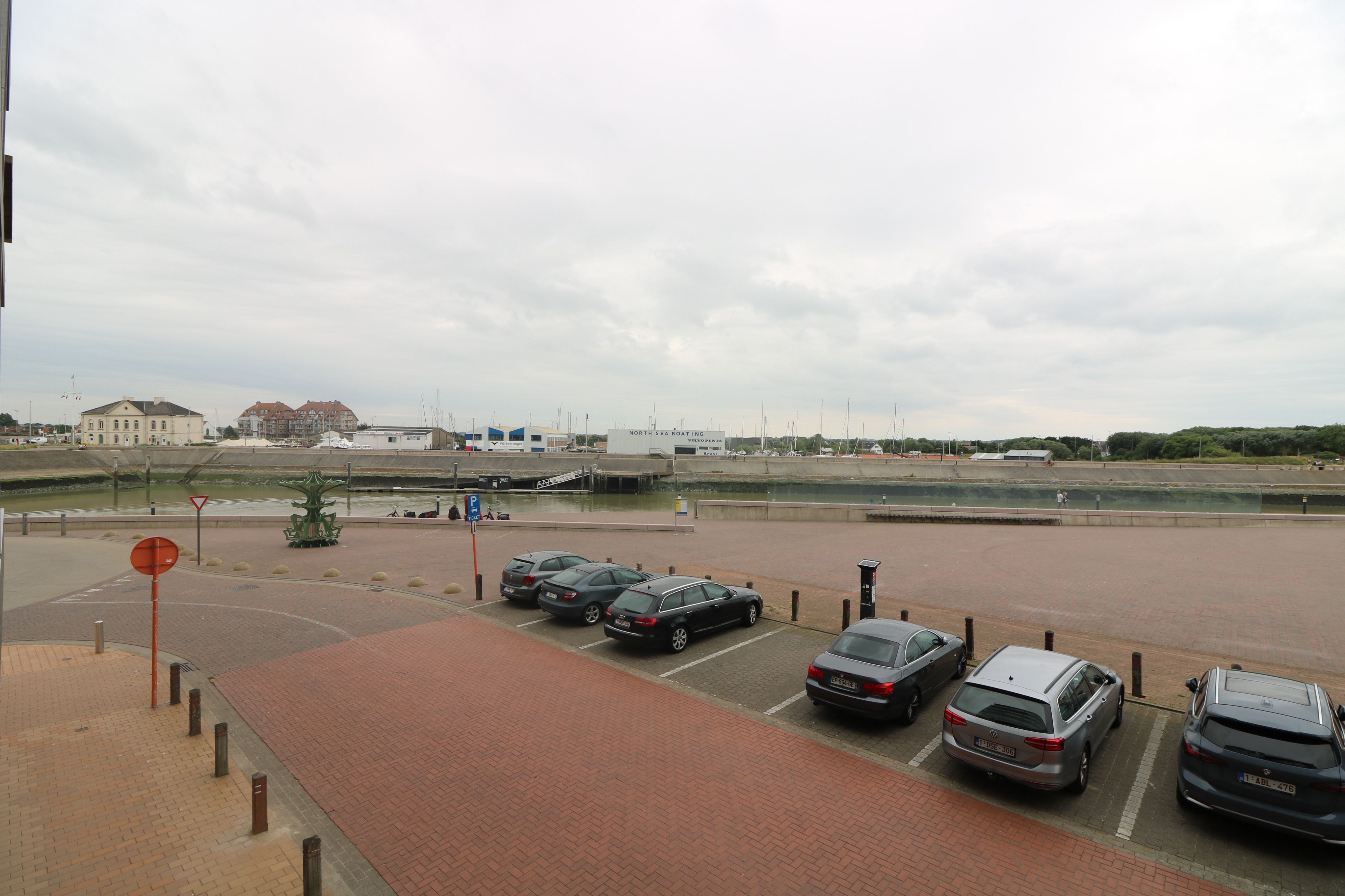  2- slaapkamerappartement met fenomenaal zicht op jachthaven, Zeedijk, duinen en vuurtoren. foto 11