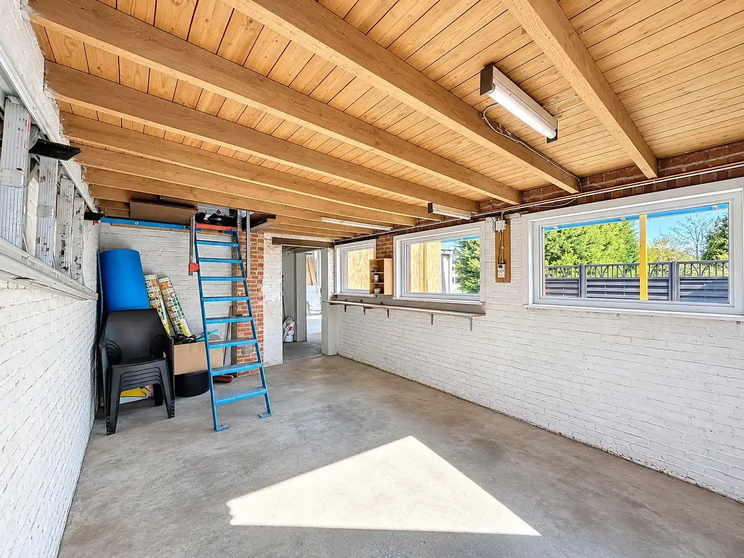 Ruime gerenoveerde woning met 5 slaapkamers, 2 badkamers, garage en grote loods in Lommel. foto 36