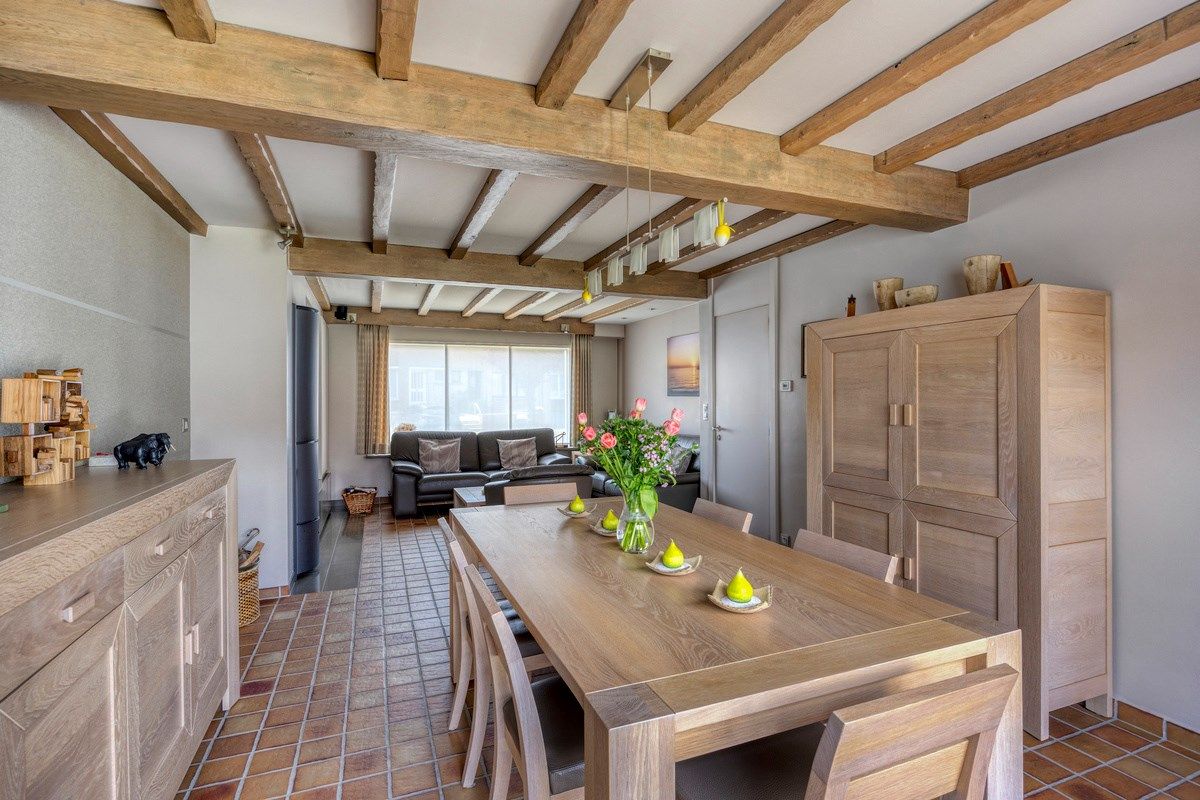 Halfopen woning met 3 slaapkamers en dubbele garage foto 8