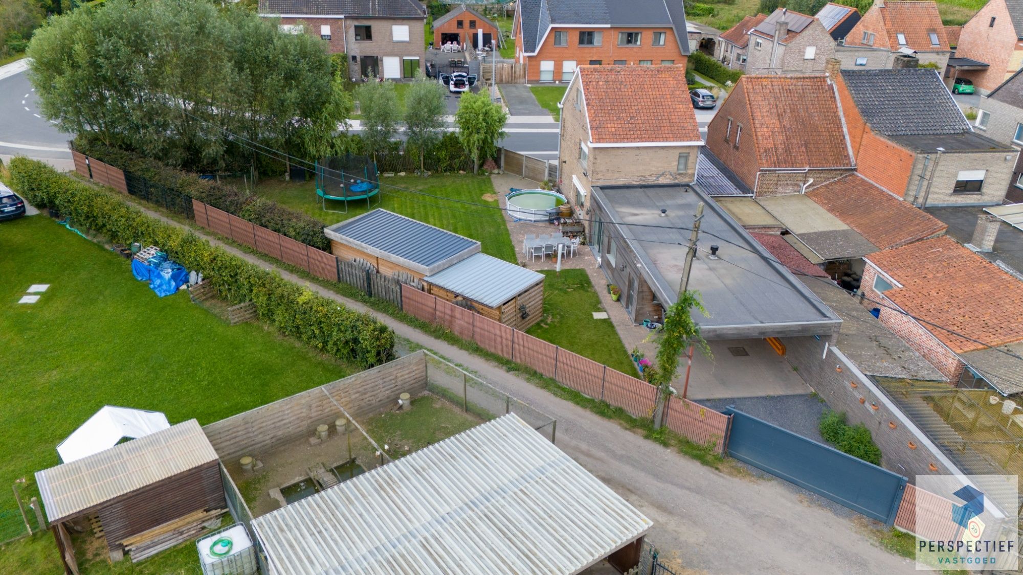 RECENT GERENOVEERDE woning met 3 slaapkamers, carport en zonnige tuin foto 4