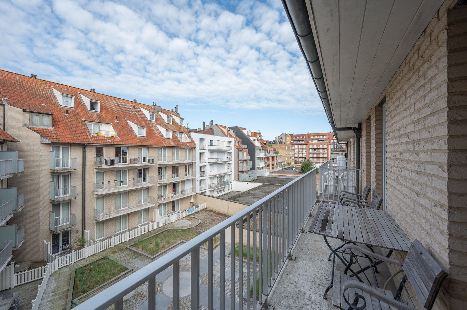 Prachtig ruim appartement met 3 slaapkamers en op wandelafstand van het strand en de zee. foto 13