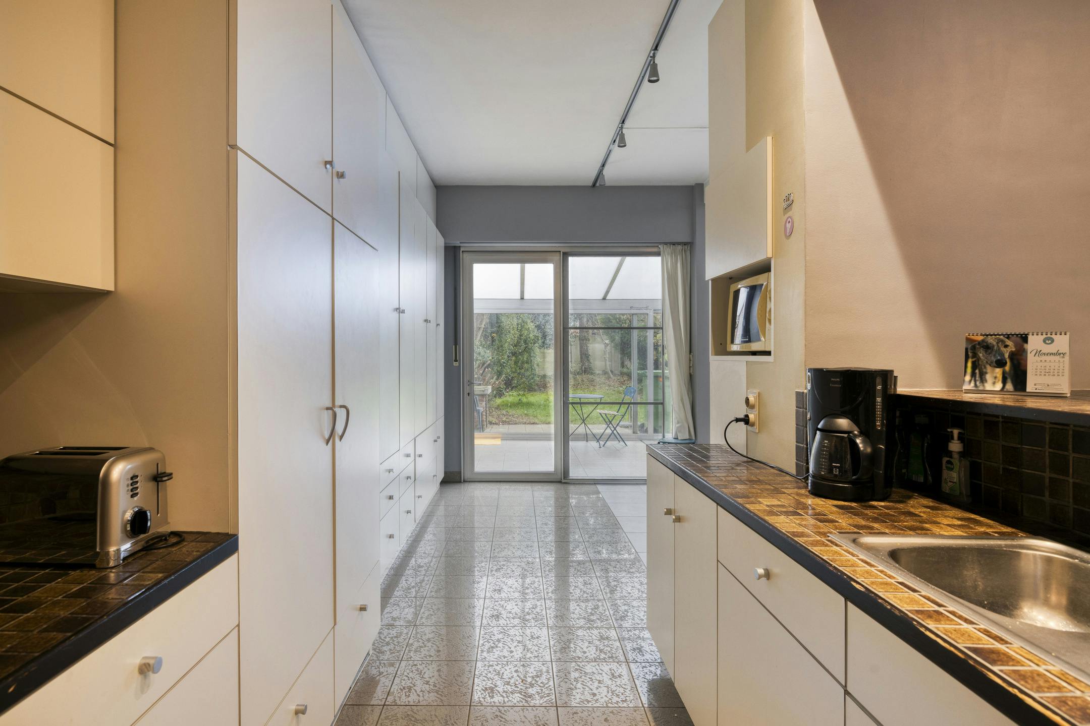 Ruim huis te koop Merksem met garage en zonnige tuin foto 4