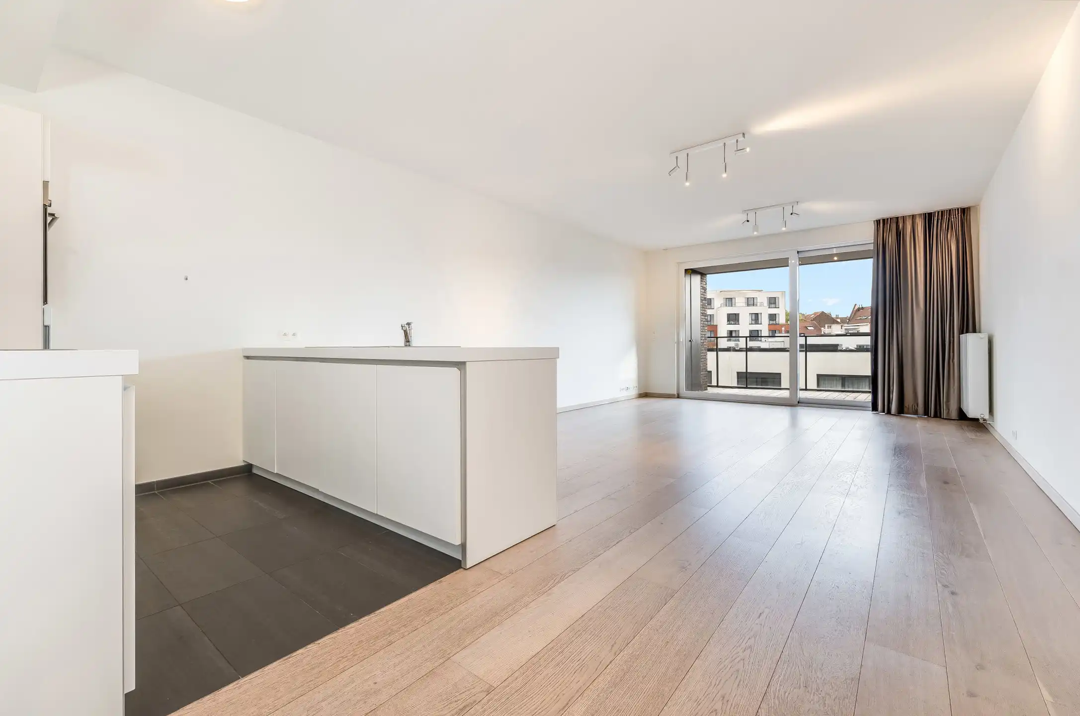 Appartement met 2 slaapkamers, grote terrass & parkeerplaats foto 2