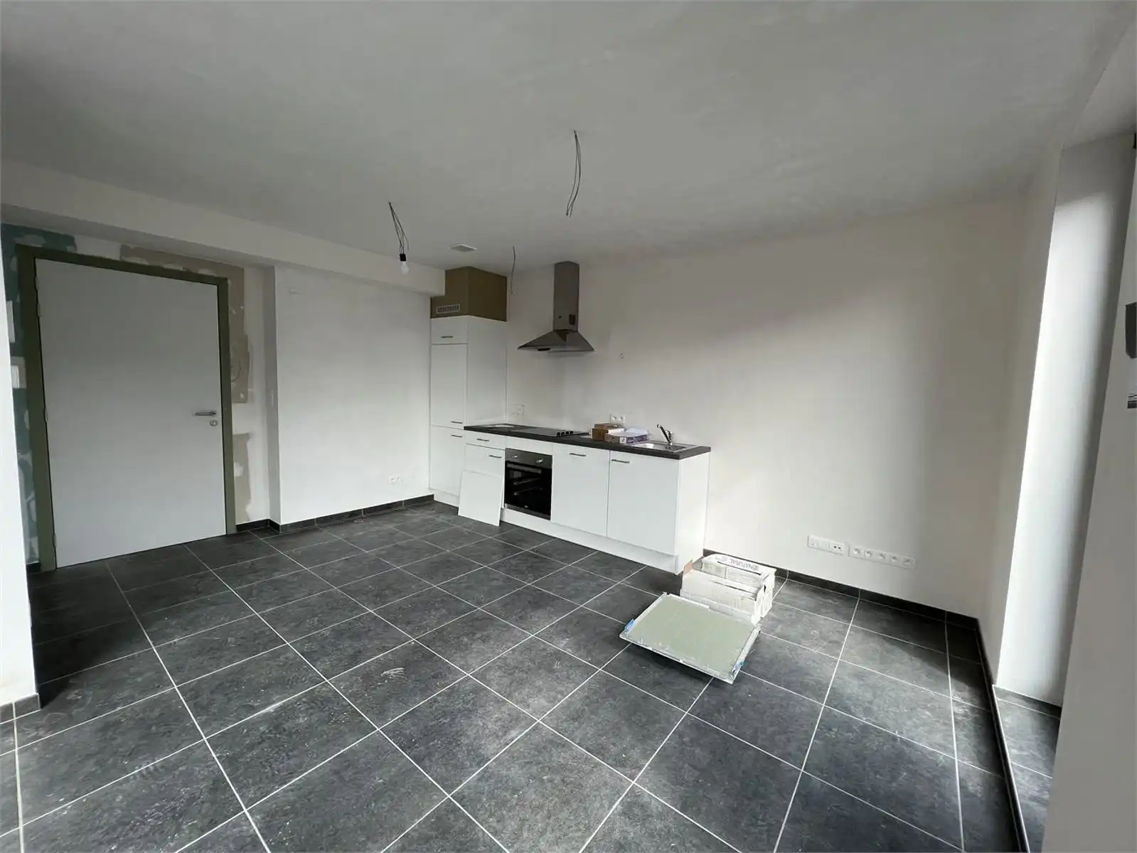 Zeer ruime nieuwbouw studio met slaaphoek, terras en ruime ondergrondse autostaanplaats te huur in het centrum van Leuven foto 5