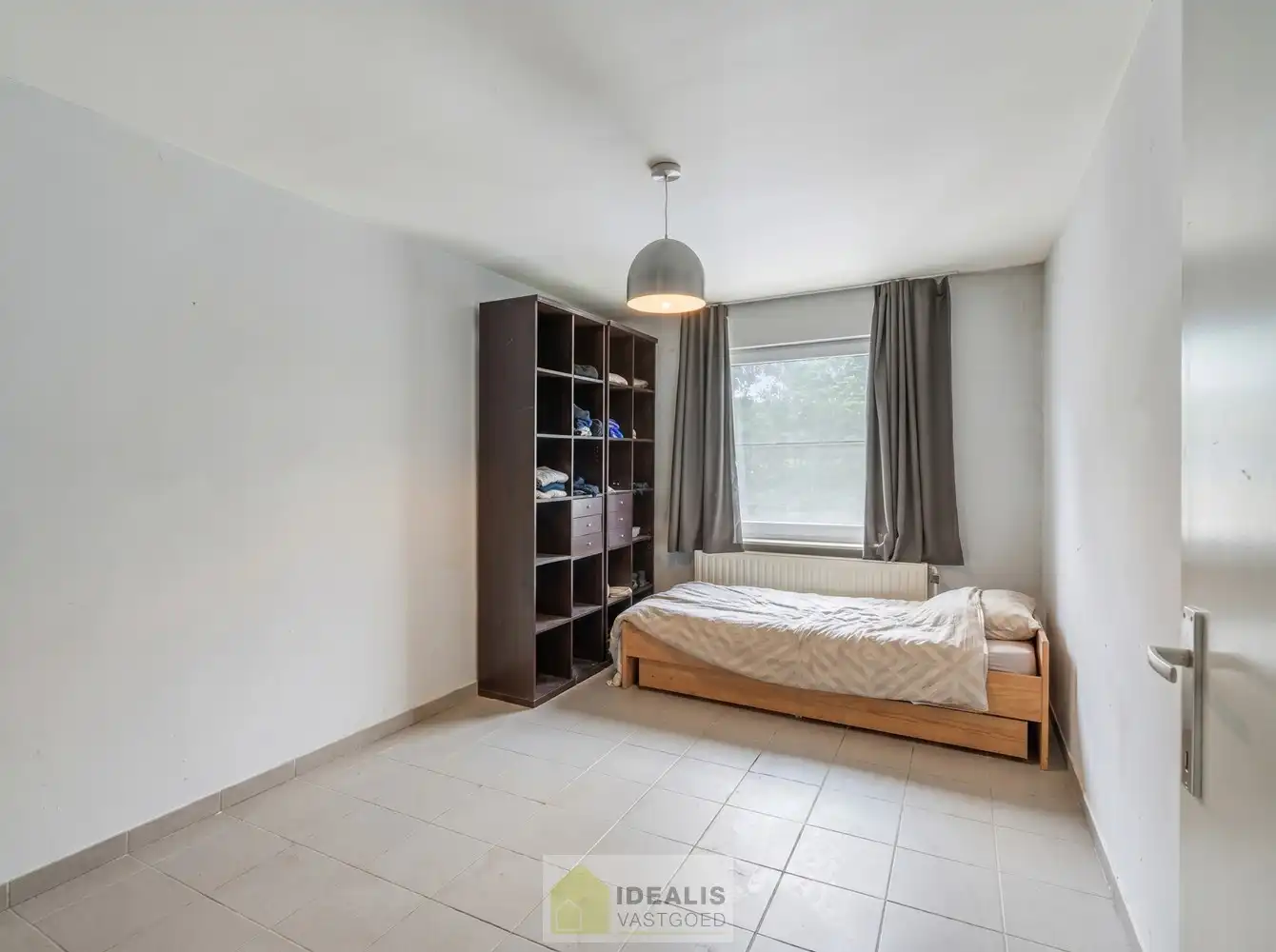 IDEALIS VASTGOED – CHARMANTE EENGEZINSWONING TE WIJCHMAAL, PEER! Deze woning omvat ca. 70m² bewoonbare oppervlakte op een perceel van ca. 1a33ca met op het gelijkvloers woonkamer en keuken en op de verdieping slaapkamer, nachthal en badkamer. Uiterst geschikt voor kandidaten op zoek naar een betaalbare woning. foto 10