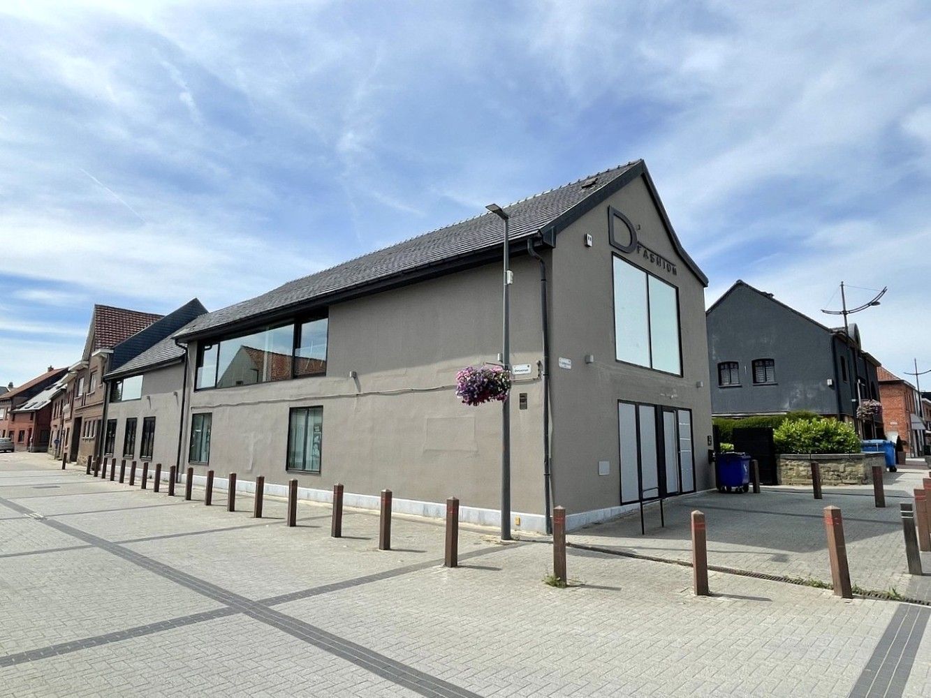 Instapklaar en polyvalent handelspand met 2 handelsruimten en ruim appartement foto 29