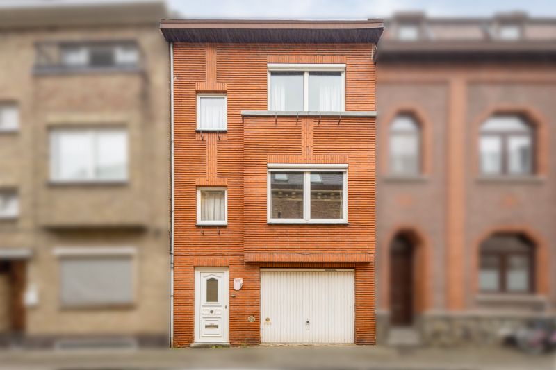 Hoofdfoto van de publicatie: RUIME STADSWONING PAL AAN HET CENTRUM VAN TONGEREN GELEGEN. VOORZIEN VAN INPANDIGE GARAGE.