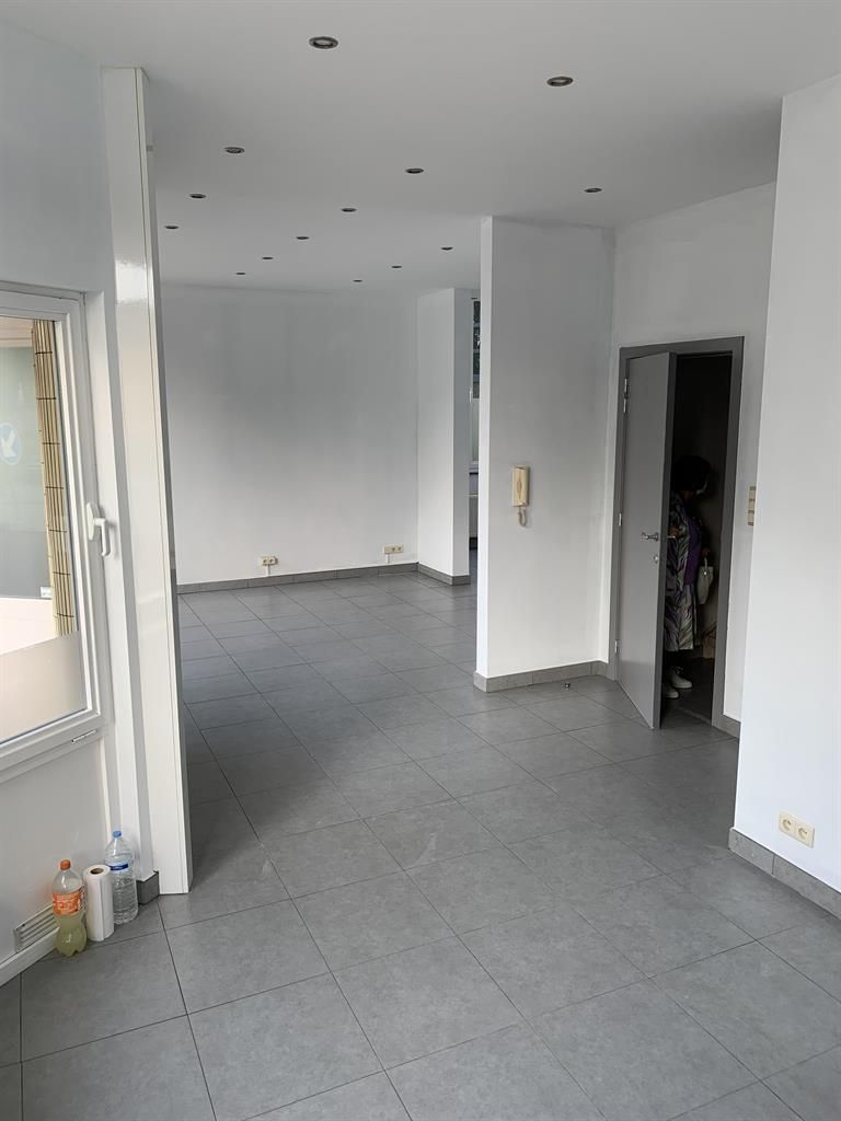 Commercieel gelijkvloers van +/- 71m² te Ternat! foto 3