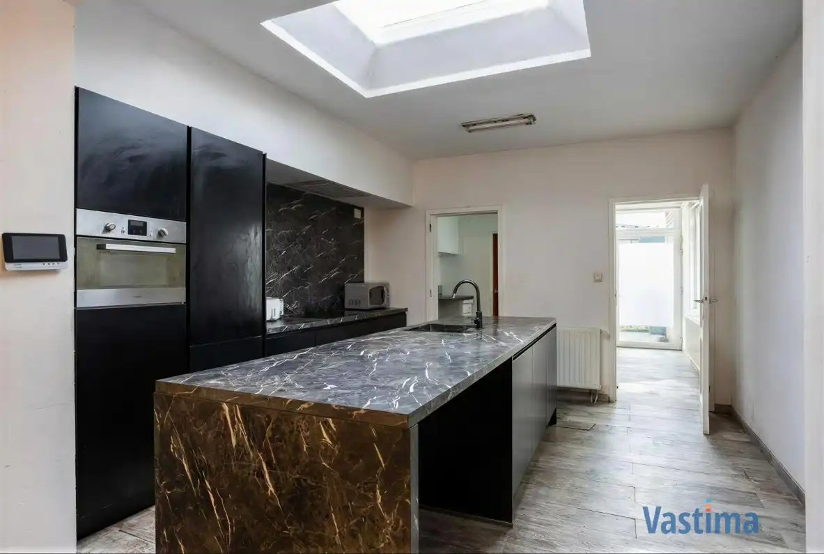 Deels gerenoveerde rijwoning met tuin nabij centrum Lebbeke foto 4