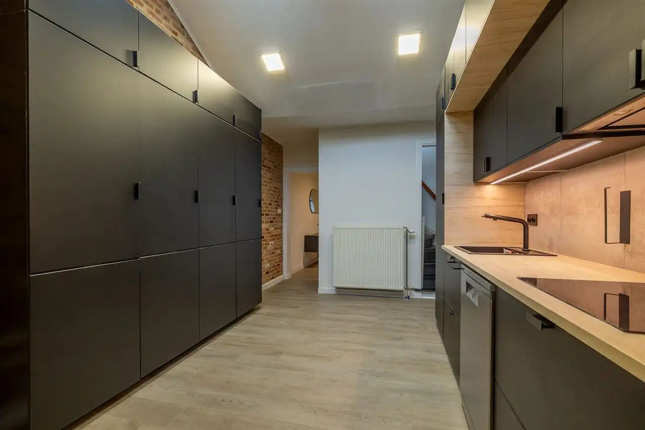 Stijlvol gerenoveerde stadswoning met 3 slk foto 10