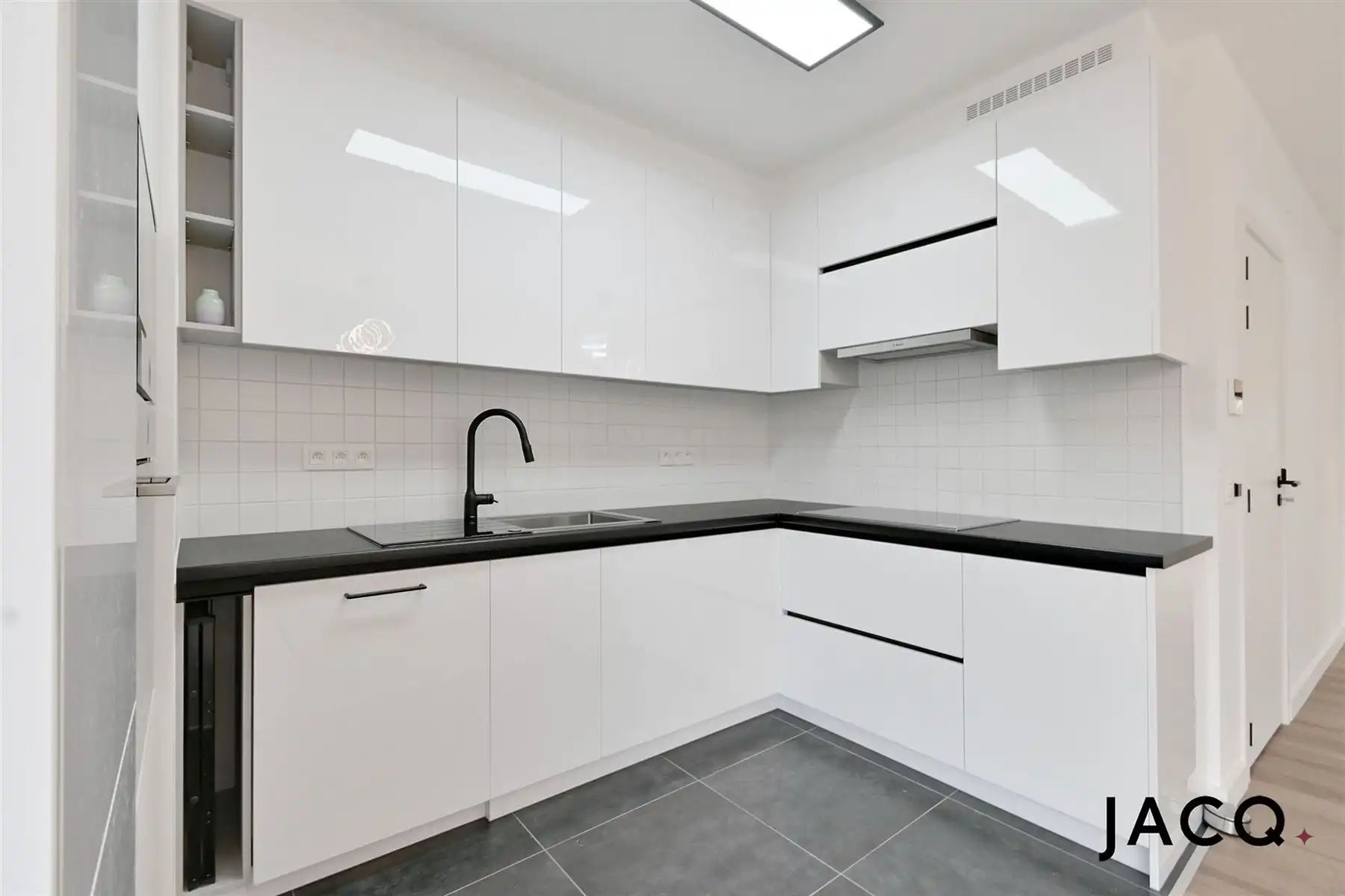 Luxueus gerenoveerd appartement te Berchem! foto 6