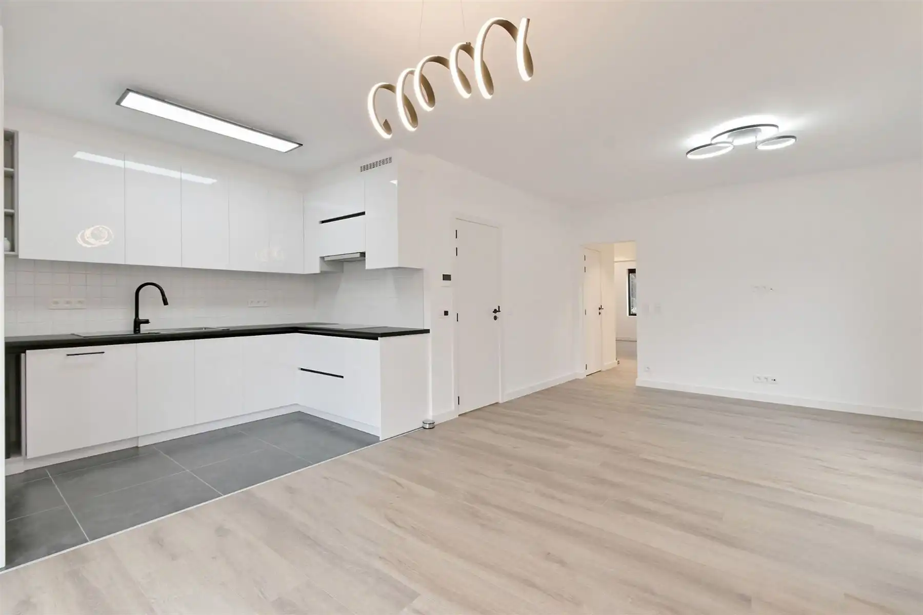 Luxueus gerenoveerd appartement te Berchem! foto 6