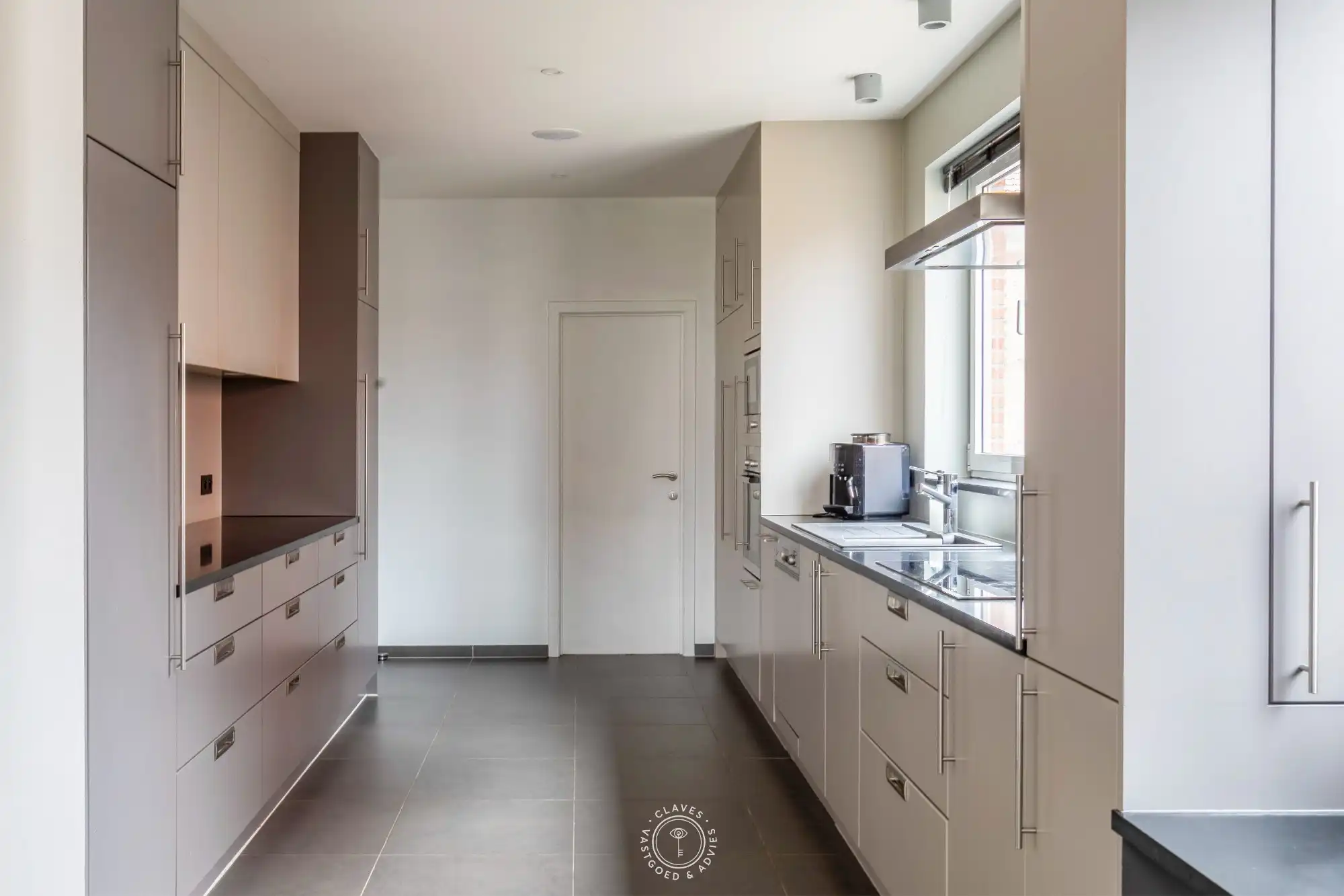 Verzorgde en gerenoveerde woning met zuidwest gerichte tuin foto 6