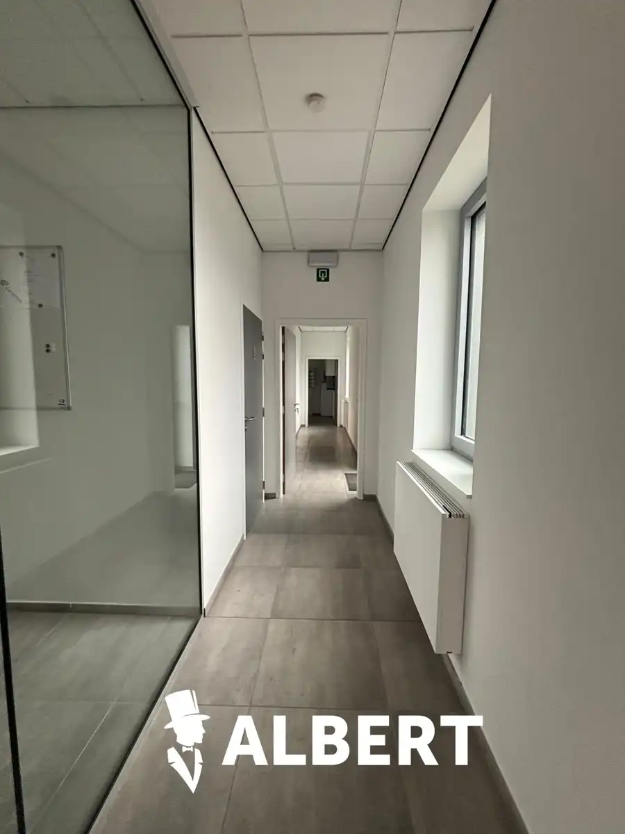 Industriële site met kantoorgebouw en hallen foto 7