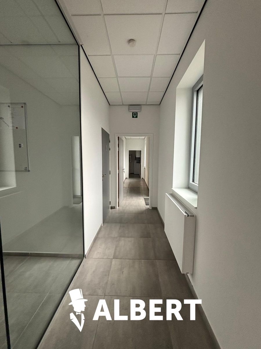 Industriële site met kantoorgebouw en hallen foto 7