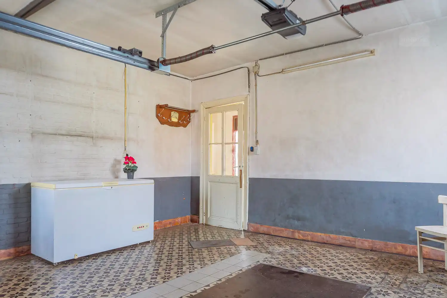 Charmante woning met 6 slaapkamers, garage en gezellige tuin op 695 m² foto 12
