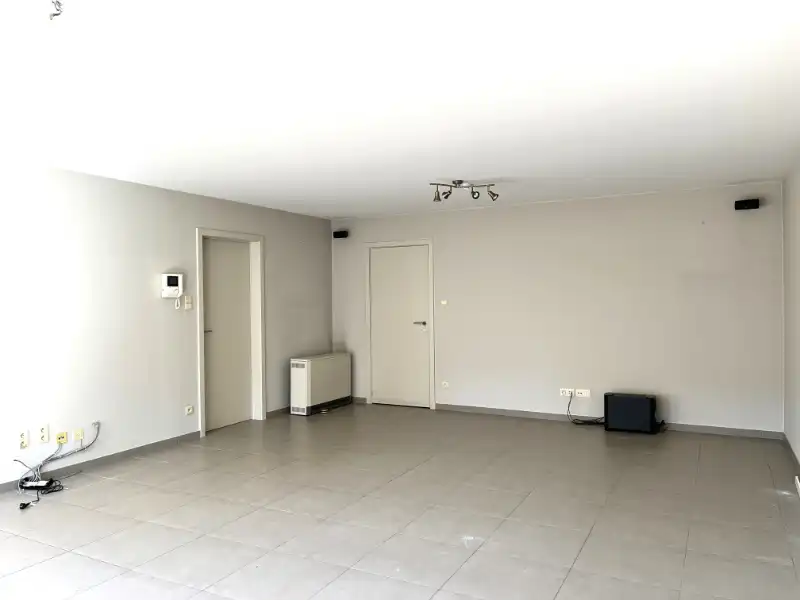 Vernieuwd 2-slaapkamer appartement, met staanplaats en kelderberging foto 5