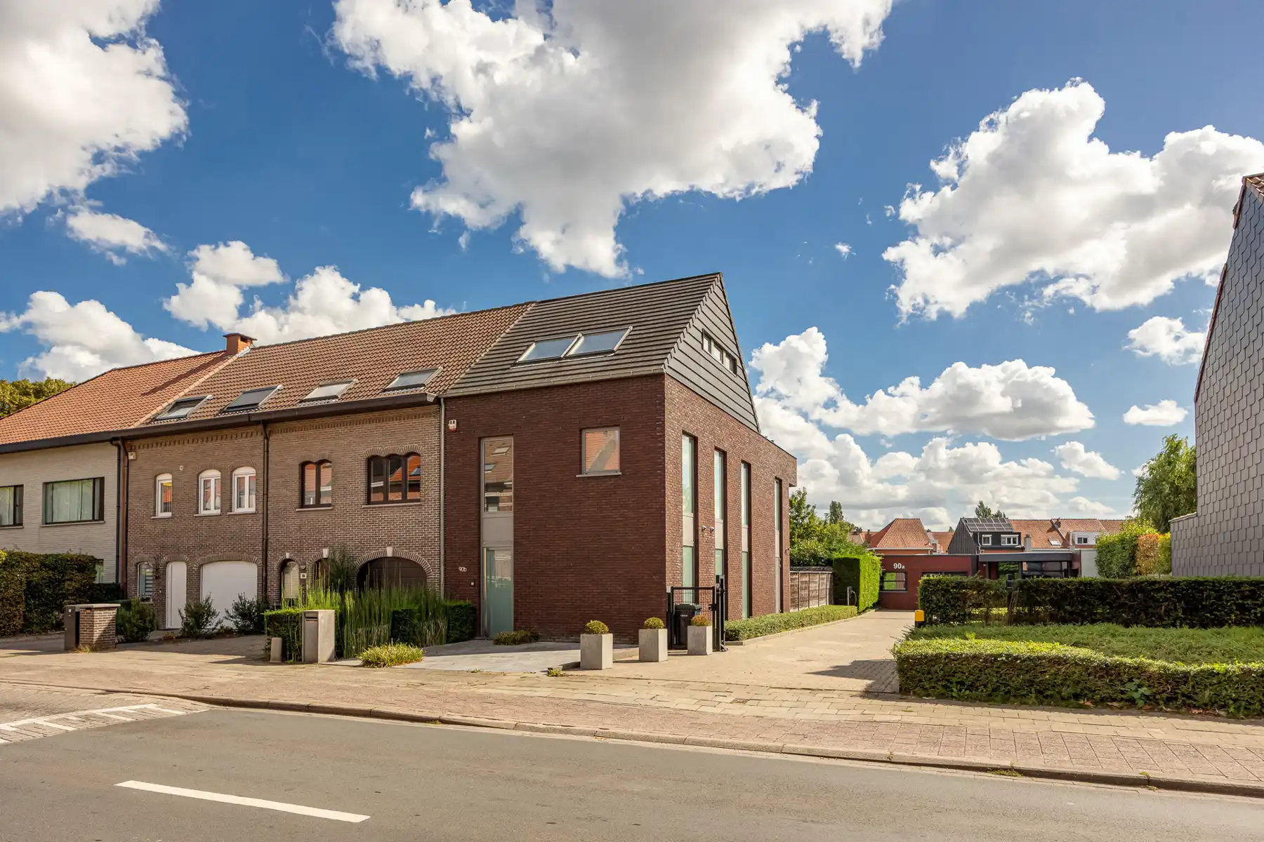 Knap afgewerkte woning met apart bedrijfsgebouw en parking foto {{pictureIndex}}