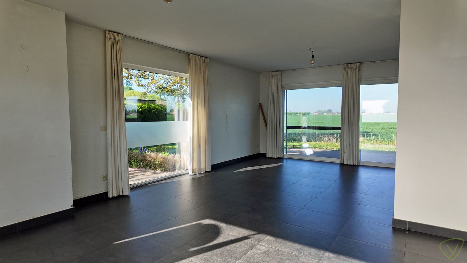 Gerenoveerde open bebouwing met 3 slaapkamers, zuidgerichte tuin en dubbele staanplaats! foto 2