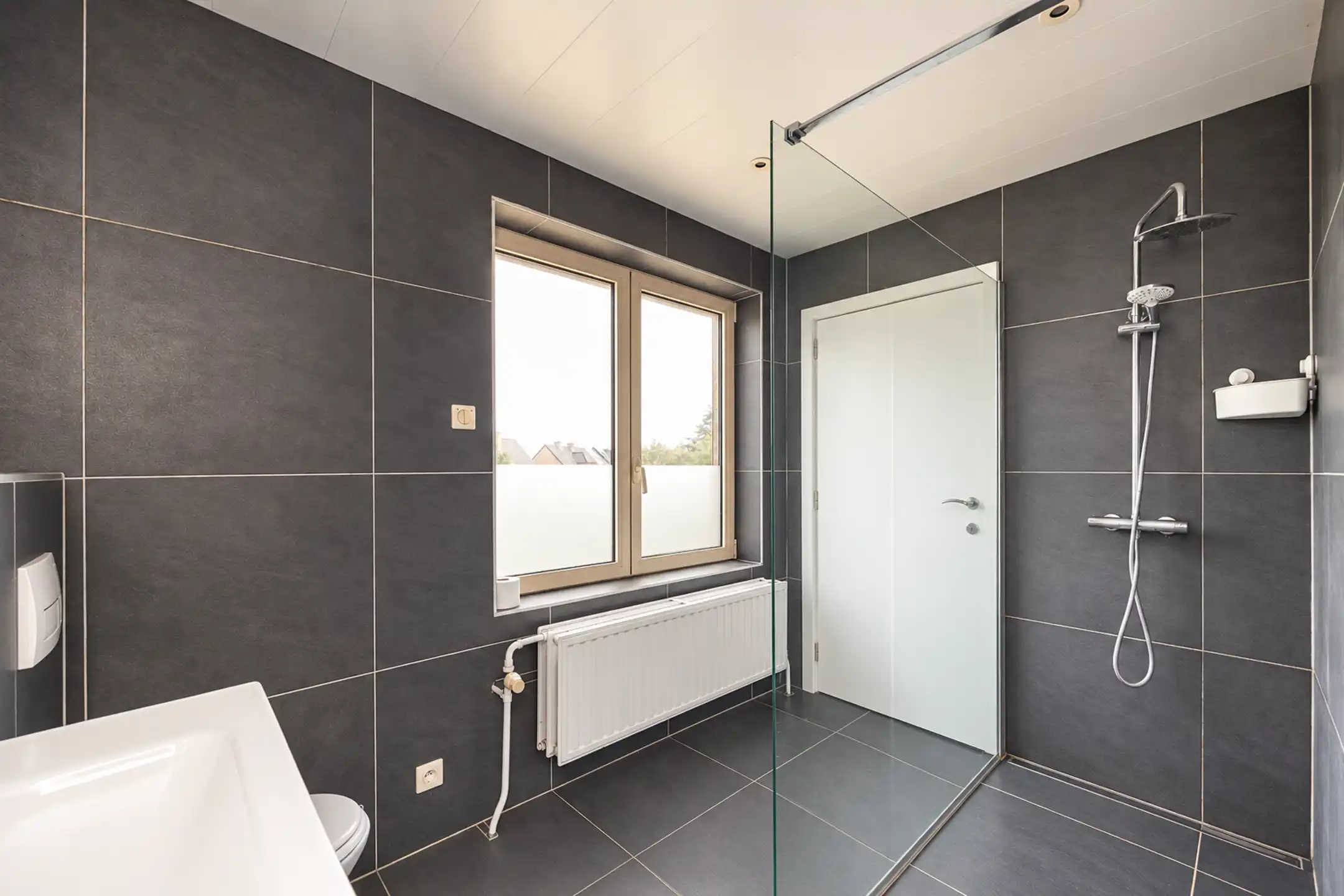 Gerenoveerde gezinswoning met 5 slpk, 2 badk, en zonnige tuin foto 13