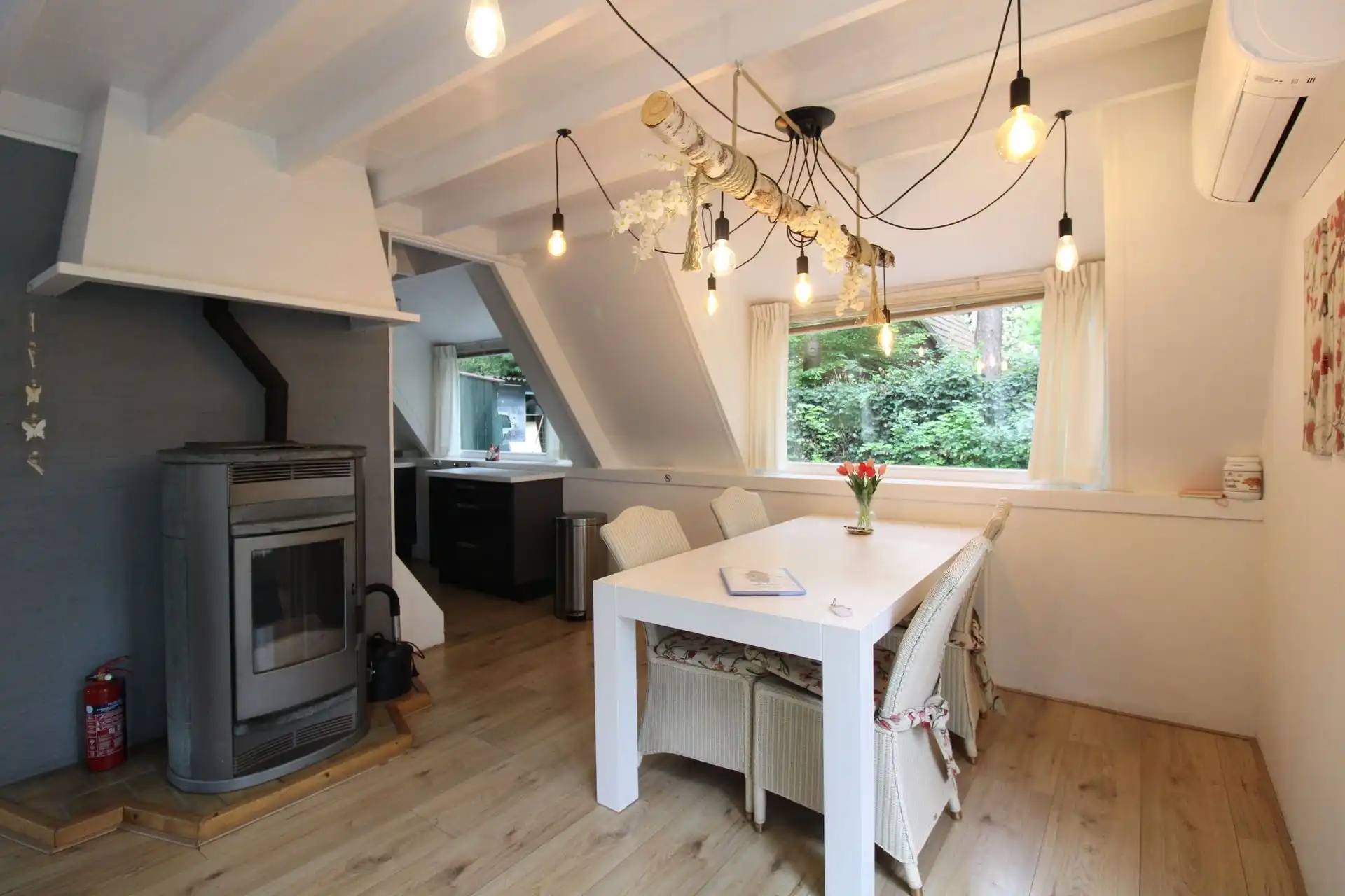 Vakantiewoning met 2 slaapkamers en ruime tuin op vakantiedomein Sonnevijver te Rekem! foto 3