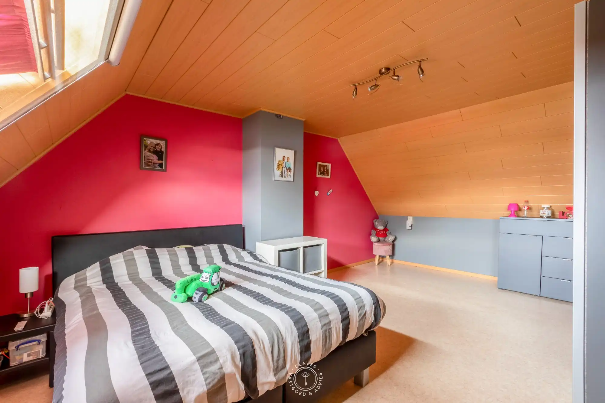 Charmante en ruime woning met 4 slaapkamers en 3 garages foto 20