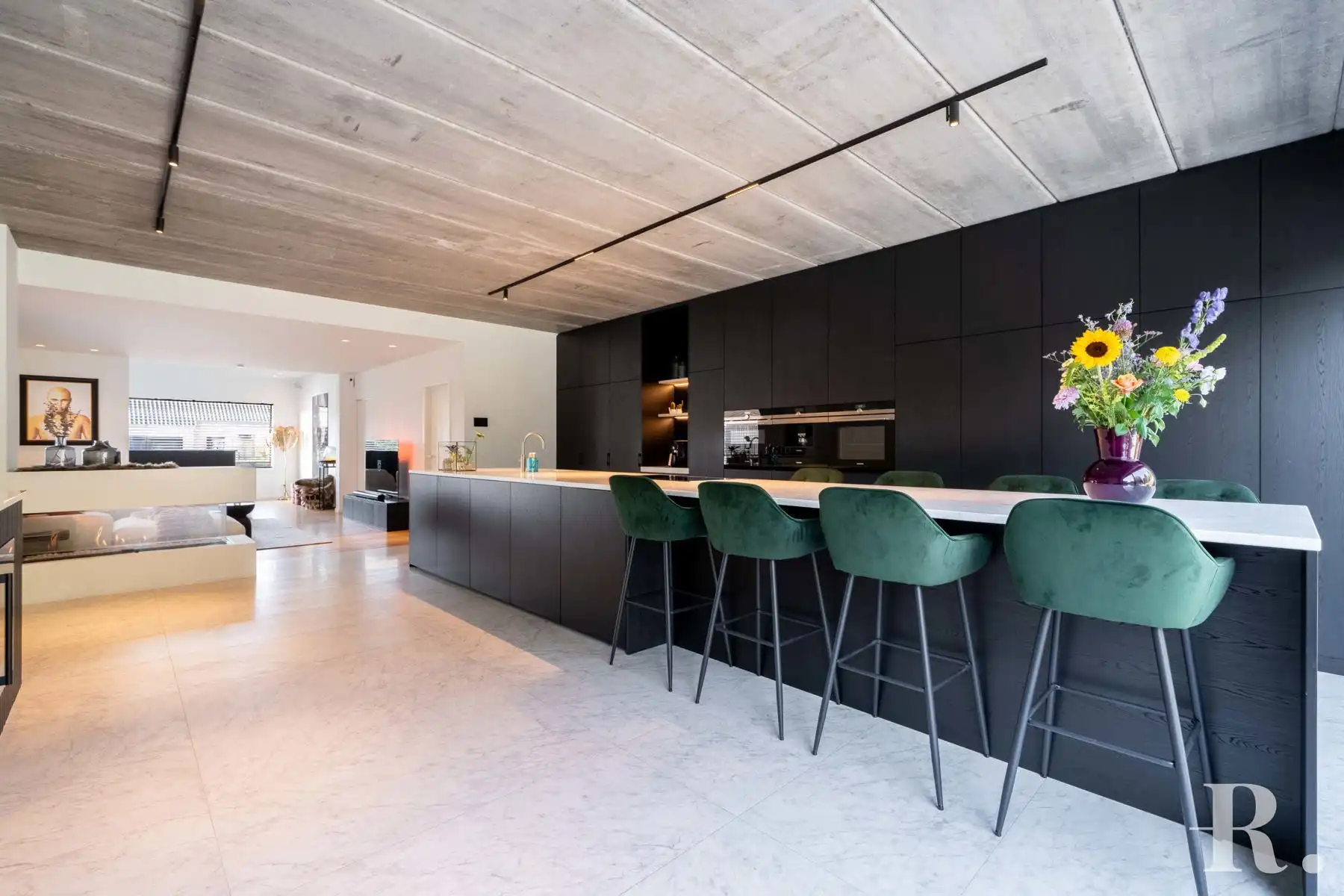 Instapklare woning met alle luxe en zwembad op goede locatie foto 9