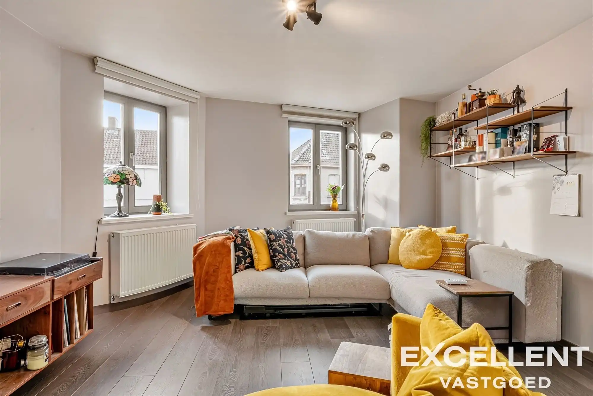 Centraal gelegen duplex appartement met ruim terras te huur! foto 3