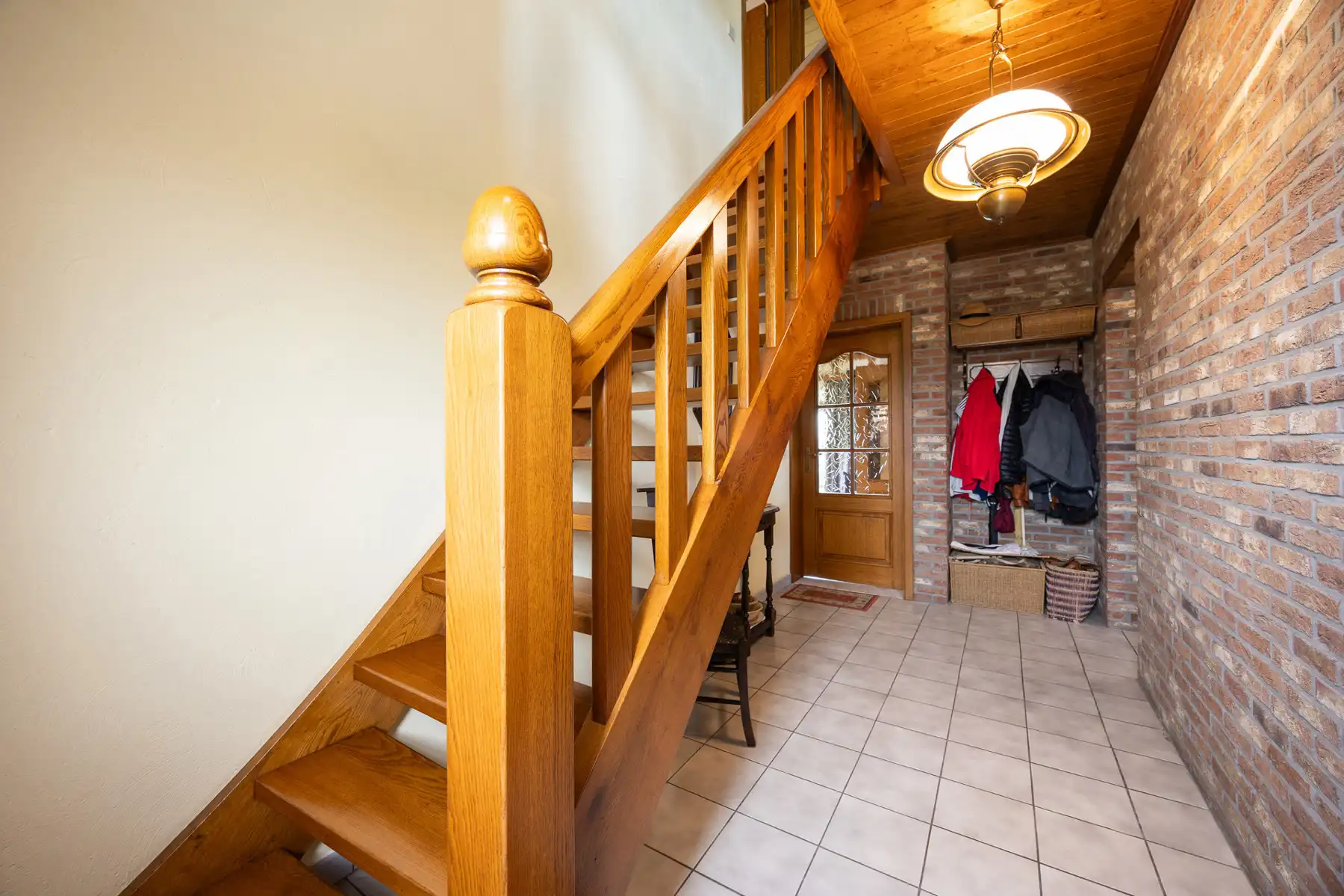Rustig gelegen gezinswoning met 5 slaapkamers op een perceel van 1.782m². foto 3
